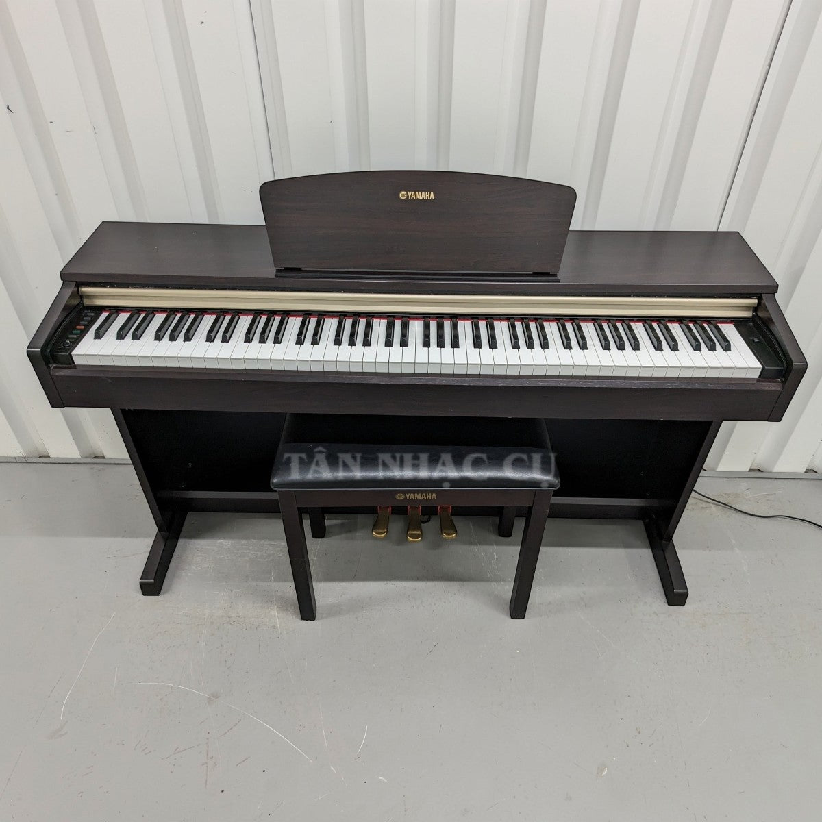 Đàn piano điện TÂN NHẠC CỤ Yamaha YDP-151 dáng tủ màu gỗ nâu sang trọng với 88 phím búa GH và ghế đàn đi kèm