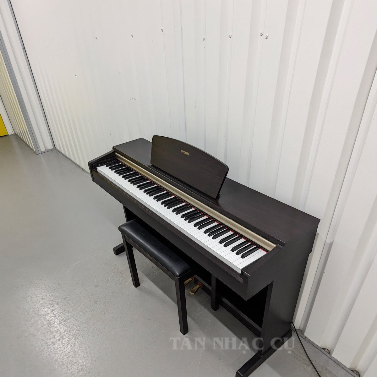 Đàn piano điện Yamaha YDP-151 màu nâu gỗ sang trọng, thiết kế dáng tủ đứng tại cửa hàng TÂN NHẠC CỤ