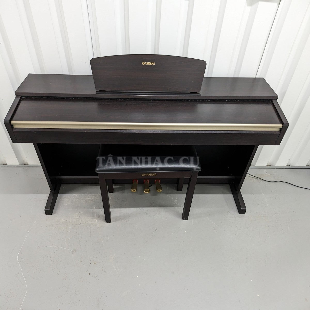 Đàn piano điện Yamaha YDP-151 dáng tủ màu gỗ nâu sang trọng tại TÂN NHẠC CỤ, kèm ghế ngồi đồng bộ