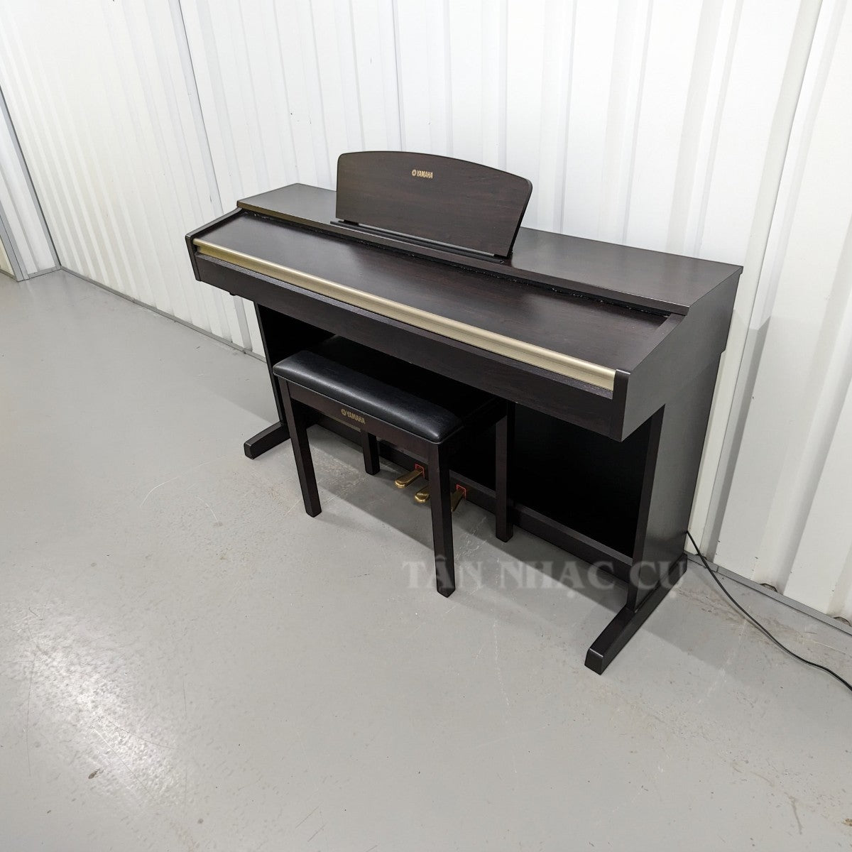 Đàn piano điện Yamaha YDP-151 dáng tủ màu nâu gỗ sang trọng tại TÂN NHẠC CỤ, kèm ghế đàn đồng bộ