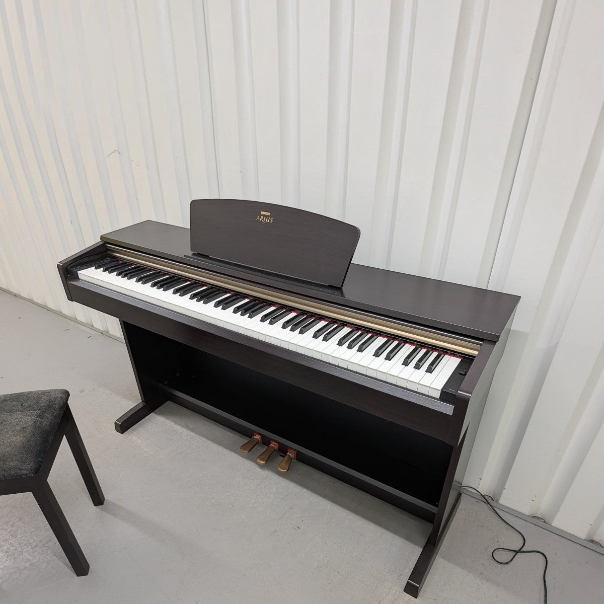 Đàn piano điện Yamaha YDP-161 màu đen sang trọng tại Tân Nhạc Cụ, thiết kế dáng tủ với bàn phím búa đàn GH chuyên nghiệp.