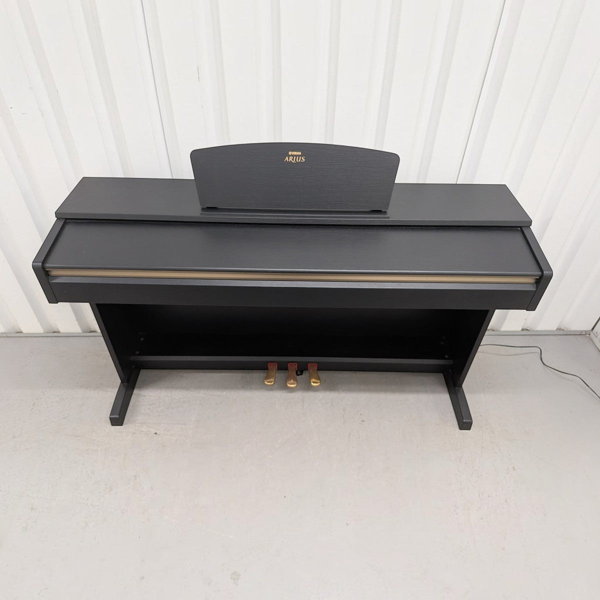 Đàn piano điện Yamaha YDP-161 màu đen sang trọng tại Tân Nhạc Cụ với thiết kế dáng tủ chắc chắn và 3 pedal