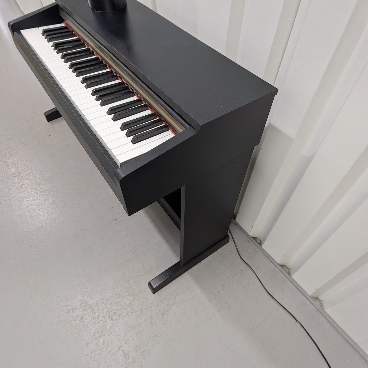 Đàn piano điện Yamaha YDP161 màu đen sang trọng tại TÂN NHẠC CỤ, thiết kế dáng tủ chắc chắn với 88 phím búa đàn GH.