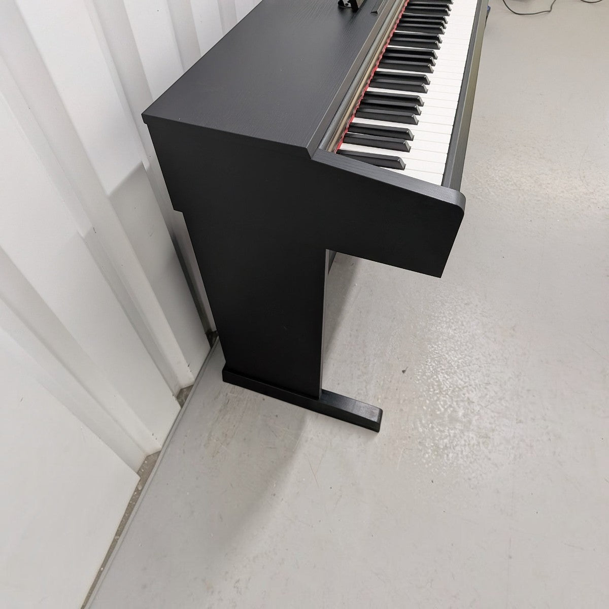 Đàn piano điện Yamaha YDP161 màu đen sang trọng tại Tân Nhạc Cụ với thiết kế dáng tủ chắc chắn và bàn phím búa đàn GH.