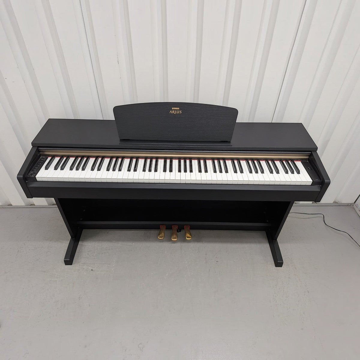 Đàn piano điện Yamaha YDP161 màu đen sang trọng tại TÂN NHẠC CỤ với thiết kế dáng tủ 88 phím búa đàn GH chắc chắn.