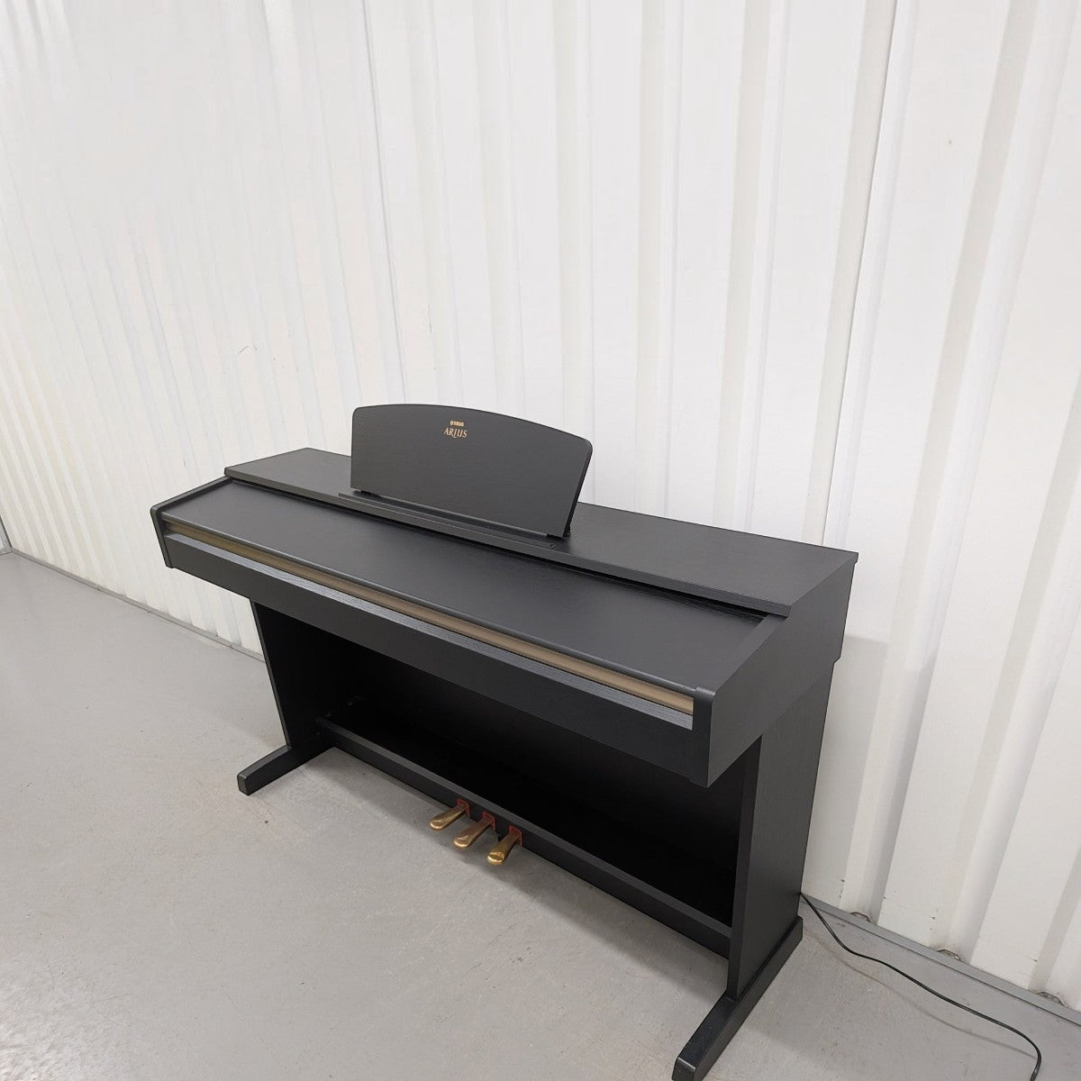 Đàn piano điện Yamaha YDP-161 màu đen sang trọng tại TÂN NHẠC CỤ, thiết kế dáng tủ chắc chắn với 3 pedal.