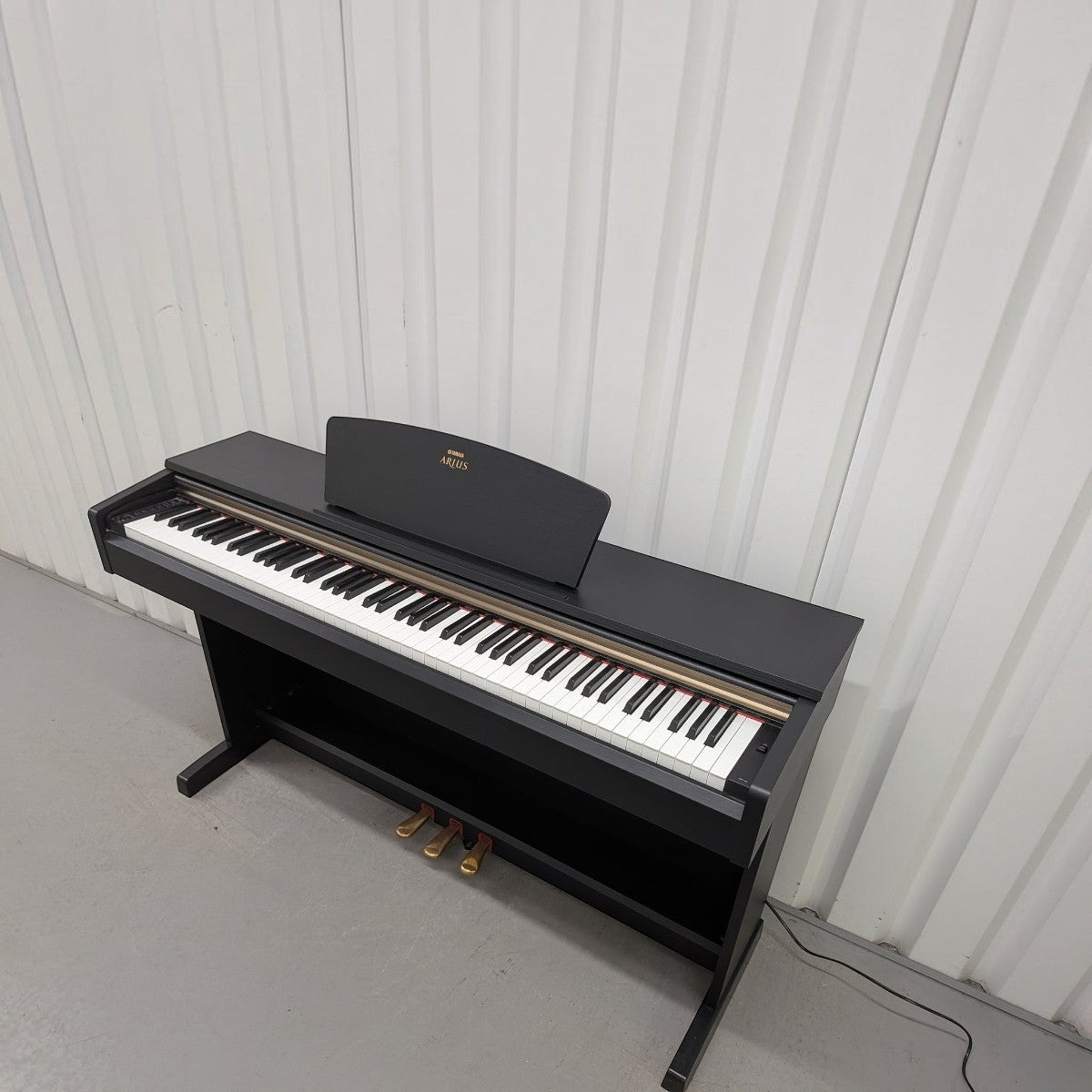 Đàn piano điện Yamaha YDP161 màu đen sang trọng tại Tân Nhạc Cụ với thiết kế dáng tủ chắc chắn và bàn phím GH