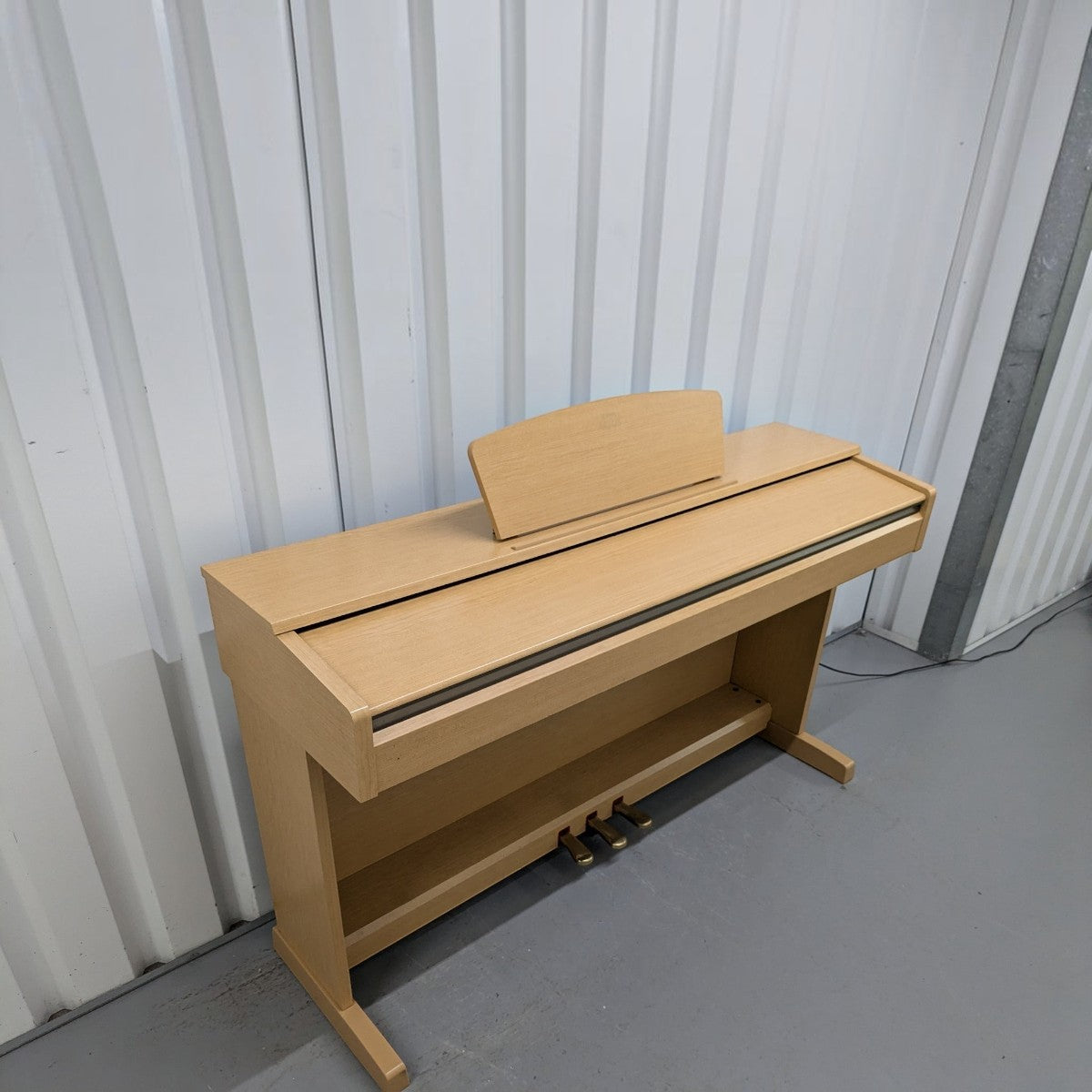 Đàn piano điện Yamaha YDP-161 màu gỗ sáng tại Tân Nhạc Cụ, thiết kế dáng tủ sang trọng với 3 pedal chắc chắn.