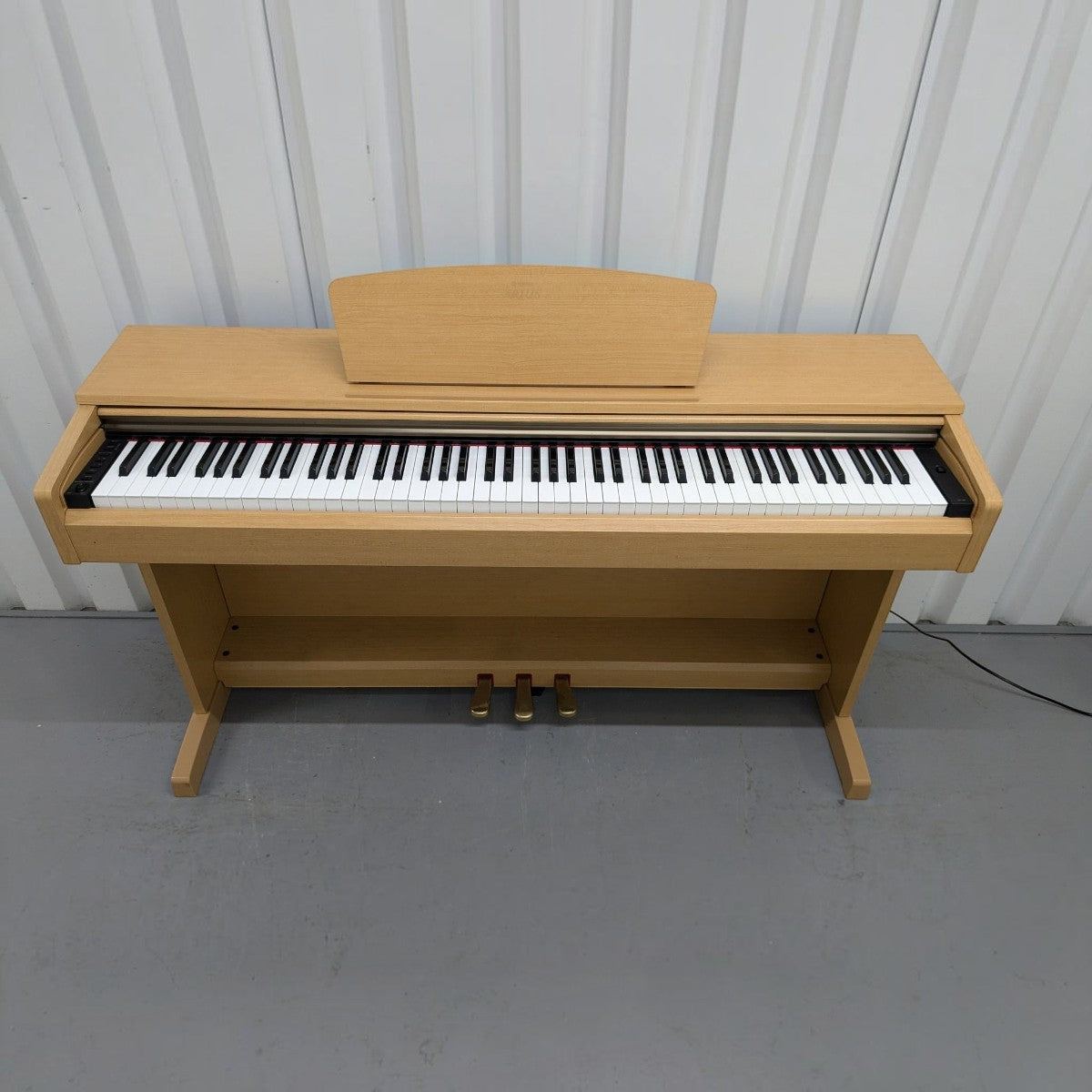 Đàn piano điện Yamaha YDP-161 màu gỗ sáng tại TÂN NHẠC CỤ, thiết kế dáng tủ với 88 phím búa đàn GH chuyên nghiệp.