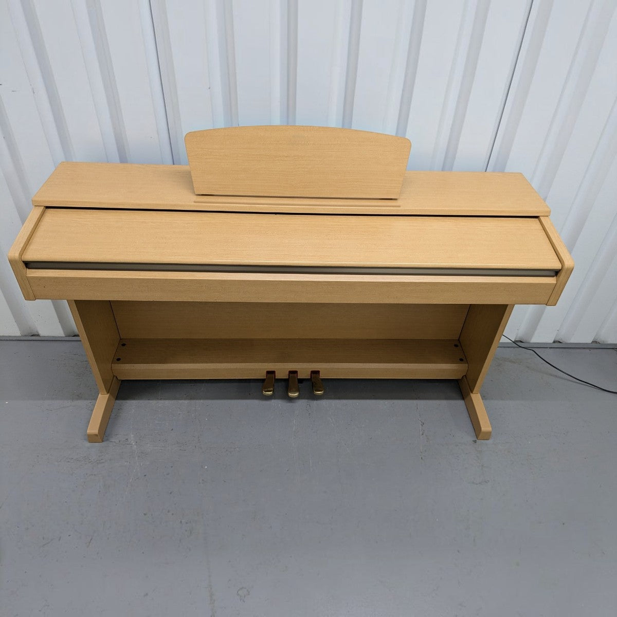 Đàn piano điện Yamaha YDP161 màu gỗ sáng tại Tân Nhạc Cụ với thiết kế dáng tủ sang trọng và 3 pedal chắc chắn