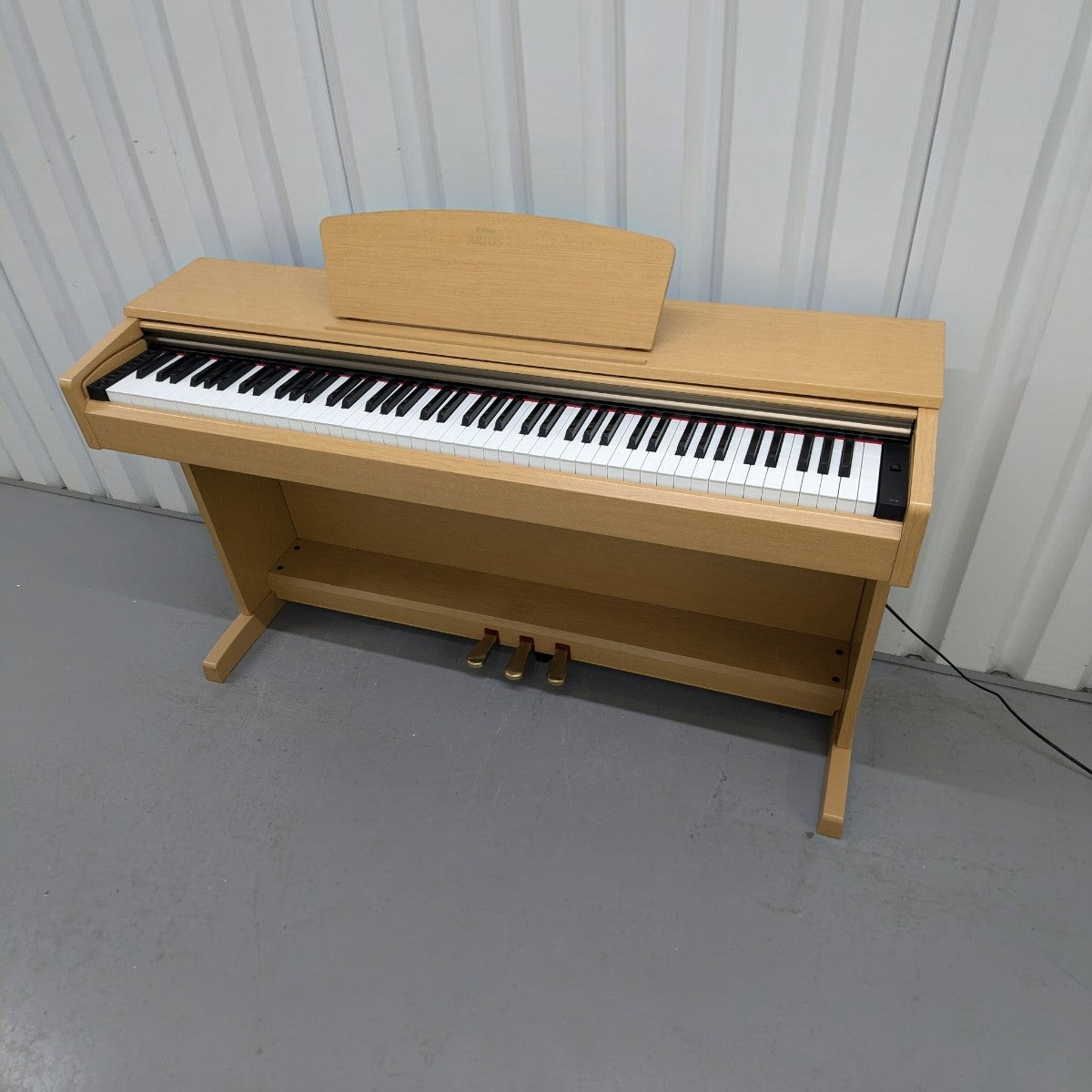 Đàn piano điện Yamaha YDP-161 màu gỗ sáng tại Tân Nhạc Cụ với thiết kế dáng tủ 88 phím búa đàn GH chắc chắn.