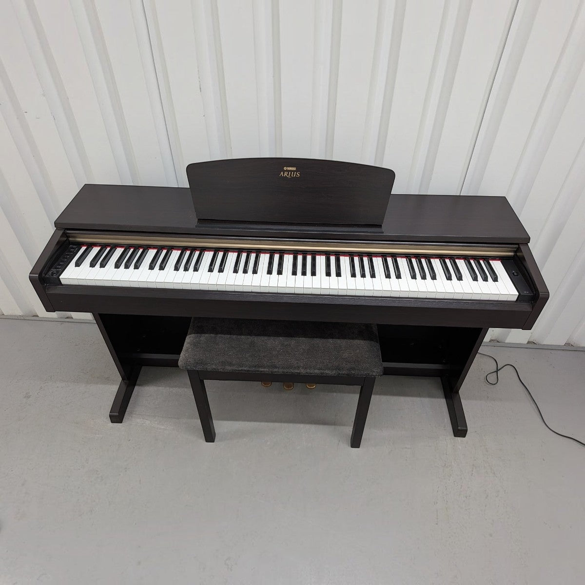 Đàn piano điện Yamaha YDP161 màu đen sang trọng với thiết kế dáng tủ tại TÂN NHẠC CỤ
