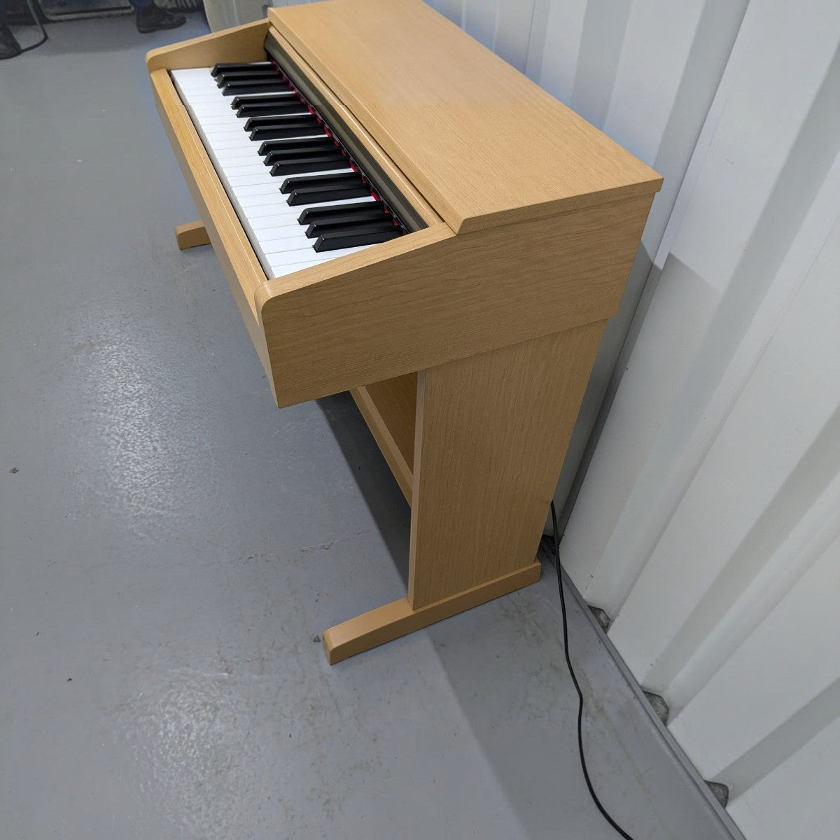 Đàn piano điện Yamaha YDP161 màu gỗ sáng tại Tân Nhạc Cụ với thiết kế dáng tủ sang trọng và bàn phím 88 phím búa đàn