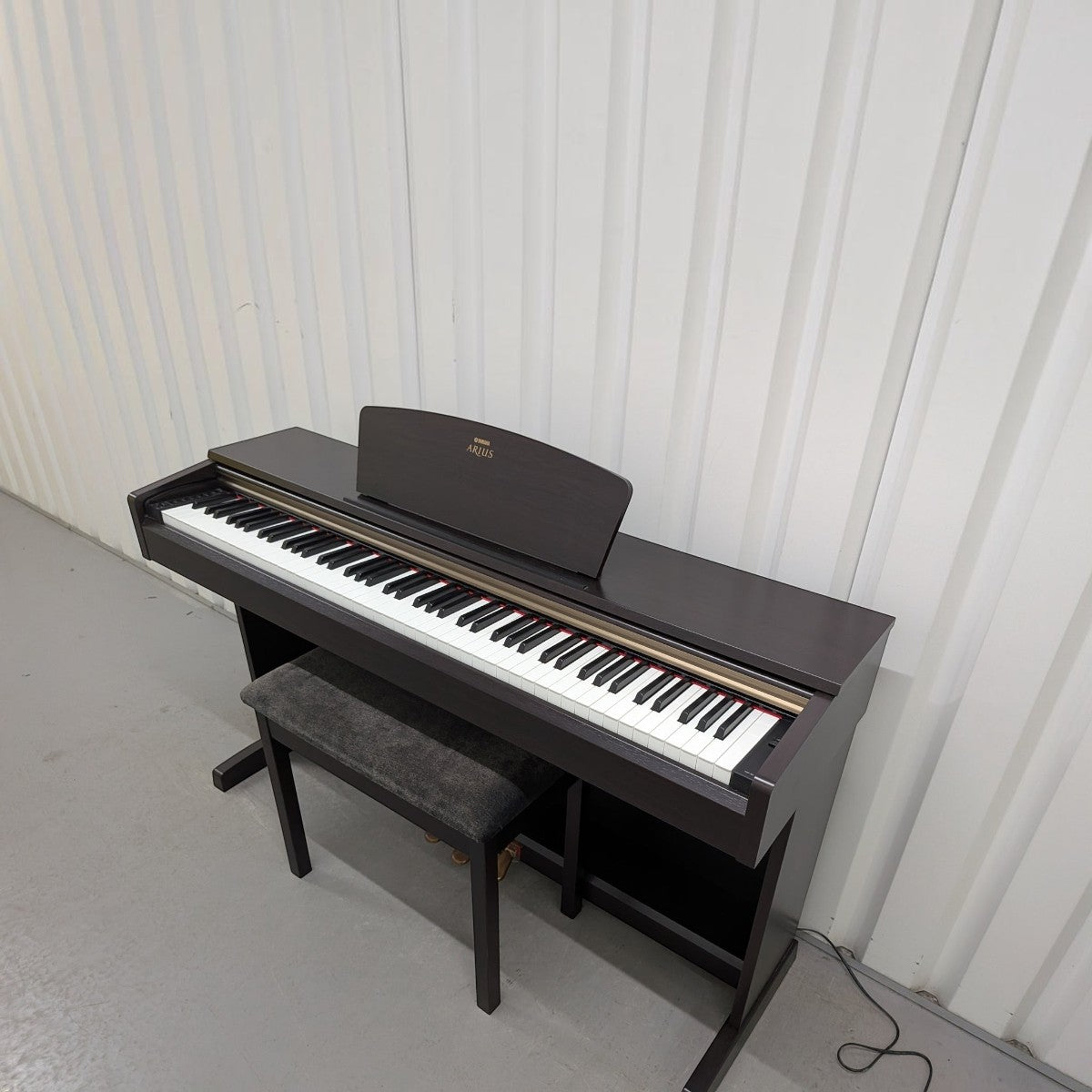 Đàn piano điện Yamaha YDP161 màu đen sang trọng tại Tân Nhạc Cụ, thiết kế dáng tủ với bàn phím GH và ghế ngồi đi kèm.