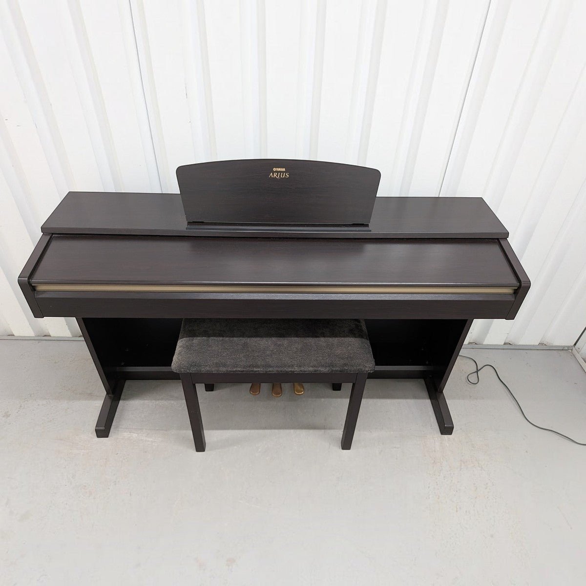 Đàn piano điện Yamaha YDP161 màu đen sang trọng tại Tân Nhạc Cụ với thiết kế dáng tủ và ghế ngồi đi kèm