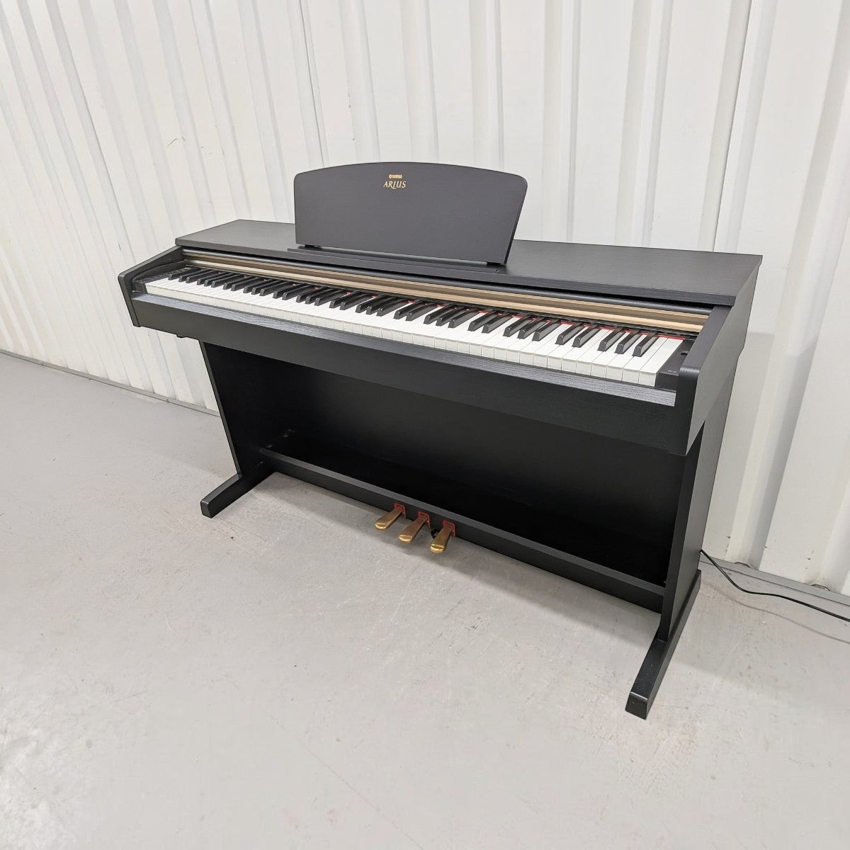 Đàn piano điện Yamaha YDP-161 màu đen sang trọng tại TÂN NHẠC CỤ, thiết kế dáng tủ với 88 phím búa đàn GH chuyên nghiệp.