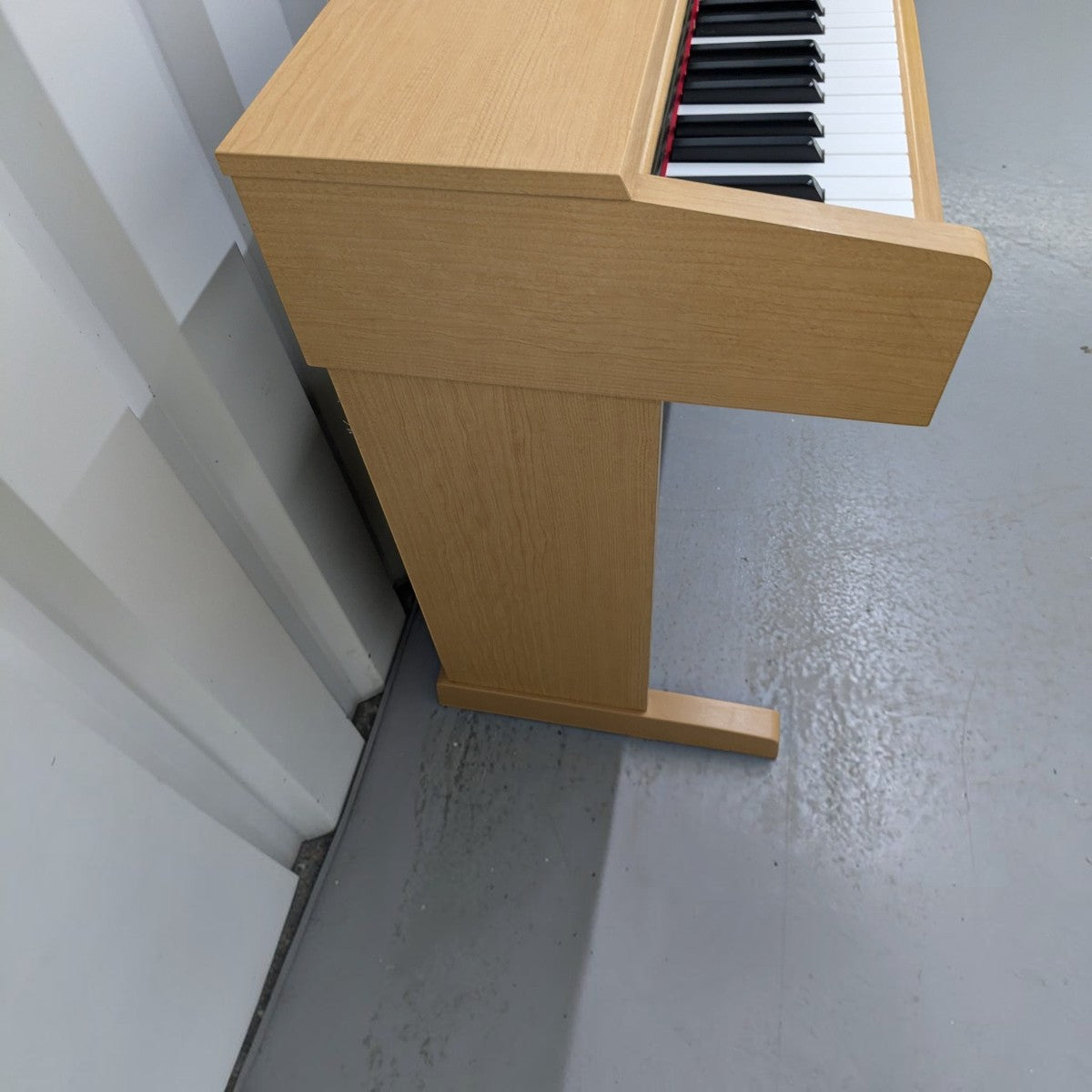 Đàn piano điện Yamaha YDP161 màu gỗ sáng tại Tân Nhạc Cụ với thiết kế dáng tủ chắc chắn và bàn phím 88 phím búa đàn