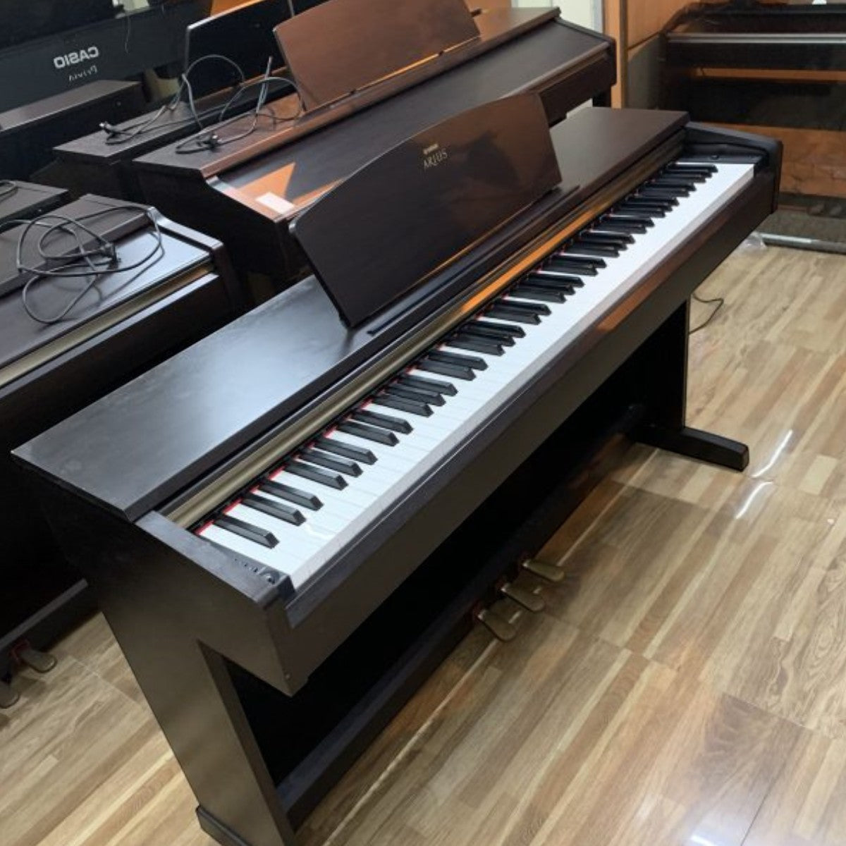 Đàn piano điện Yamaha YDP161 màu đen tại cửa hàng TÂN NHẠC CỤ với thiết kế dáng tủ sang trọng và bàn phím GH
