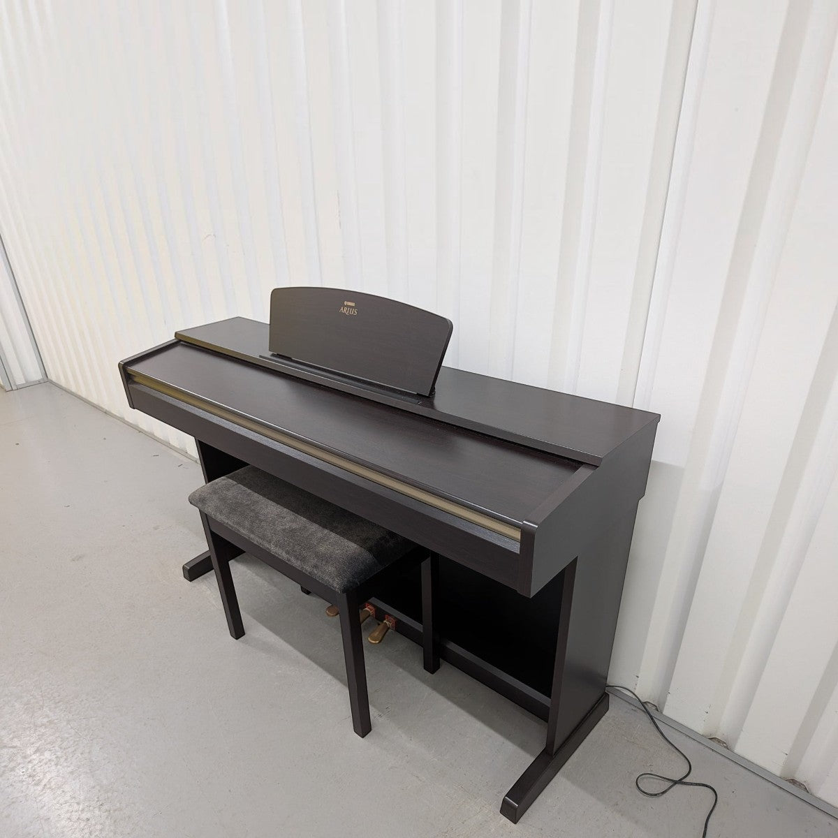 Đàn piano điện Yamaha YDP-161 màu đen sang trọng tại TÂN NHẠC CỤ, thiết kế dáng tủ chắc chắn với 88 phím búa đàn GH.