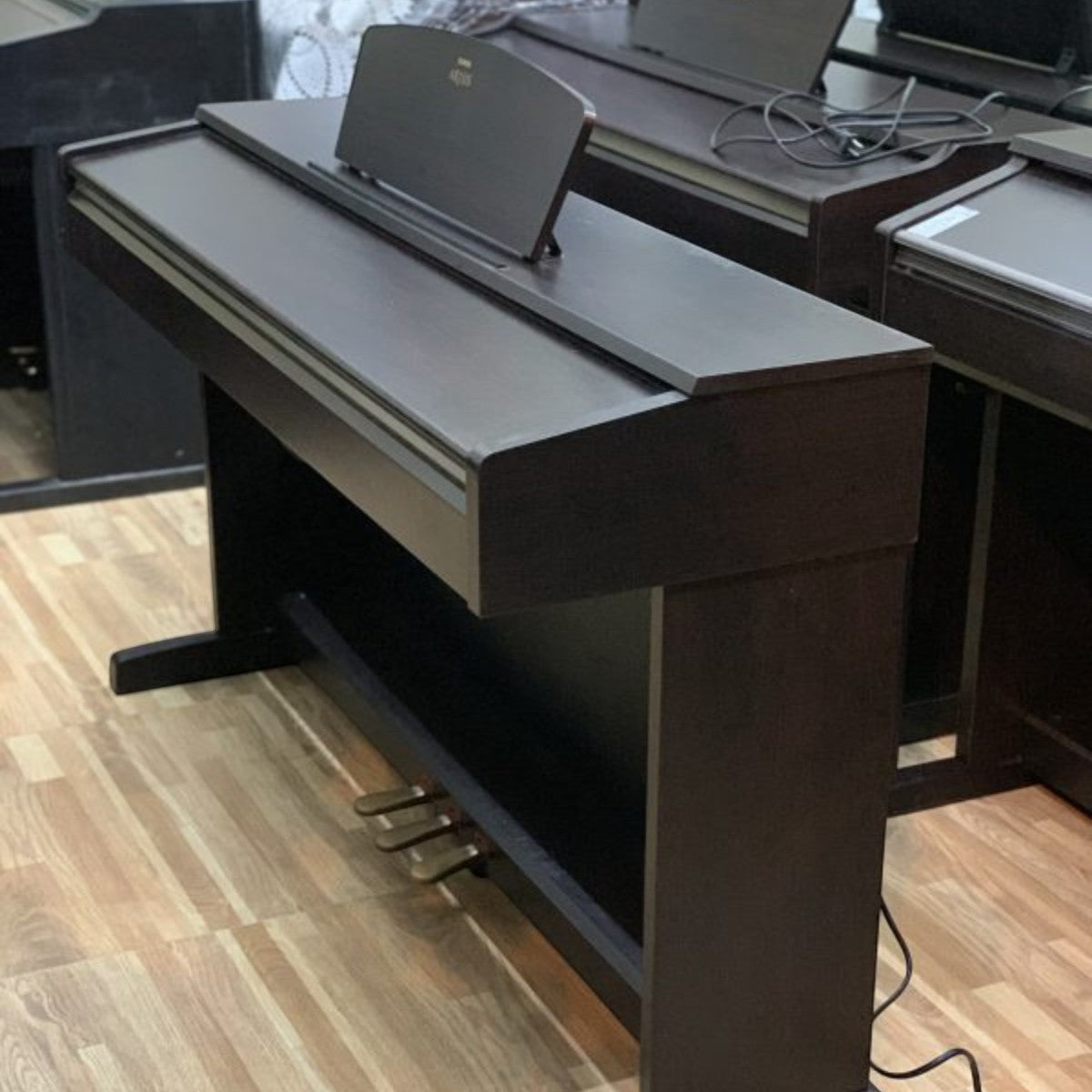 Đàn piano điện Yamaha YDP-161 màu đen sang trọng tại Tân Nhạc Cụ với thiết kế dáng tủ chắc chắn và bàn phím GH