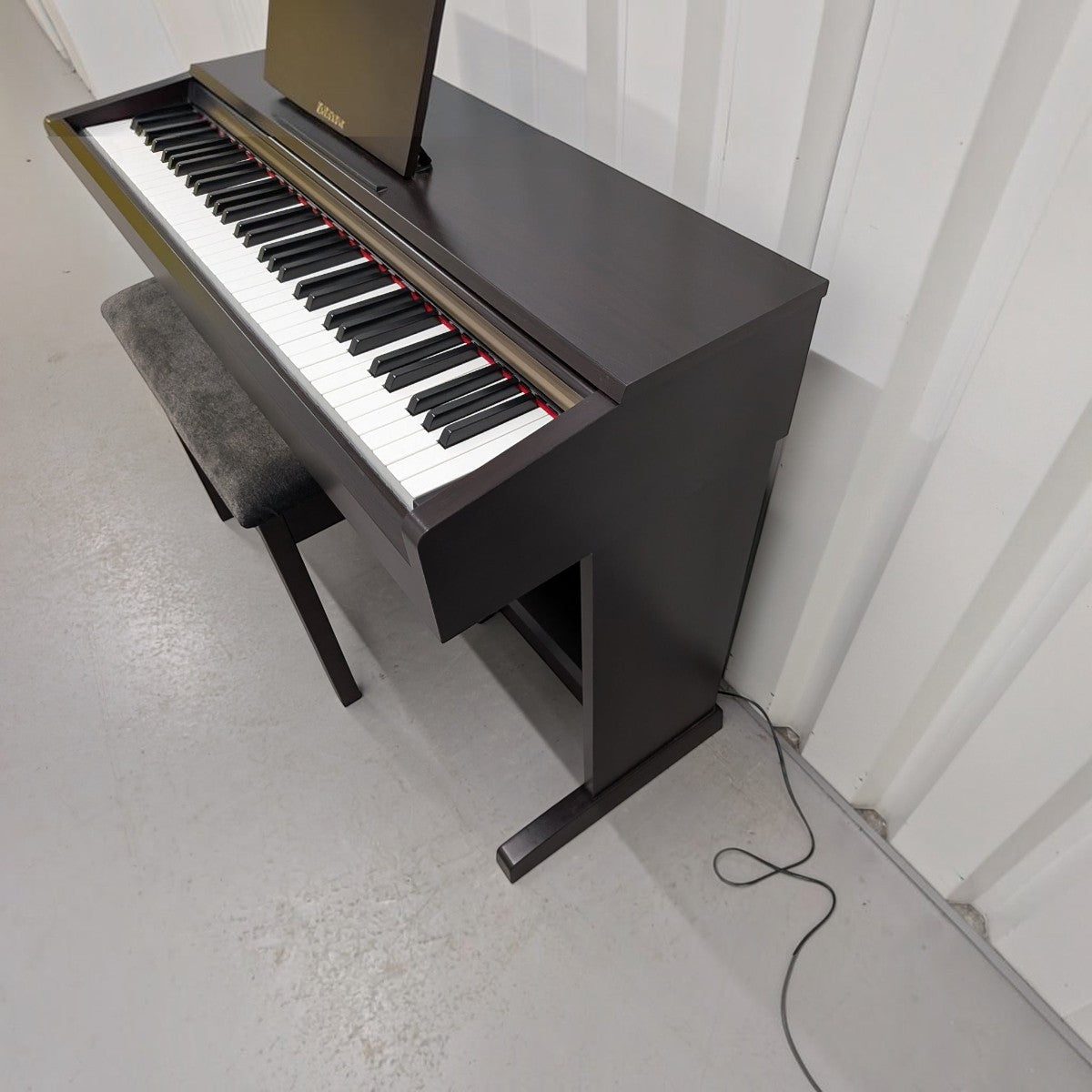 Đàn piano điện Yamaha YDP-161 màu đen sang trọng tại TÂN NHẠC CỤ, thiết kế dáng tủ chắc chắn với bàn phím búa đàn GH.
