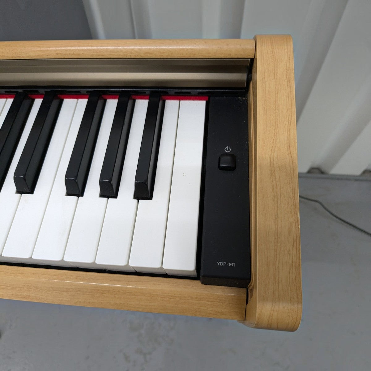 Đàn piano điện Yamaha YDP161 màu gỗ sáng tại Tân Nhạc Cụ với bàn phím GH 88 phím và nút nguồn tiện lợi