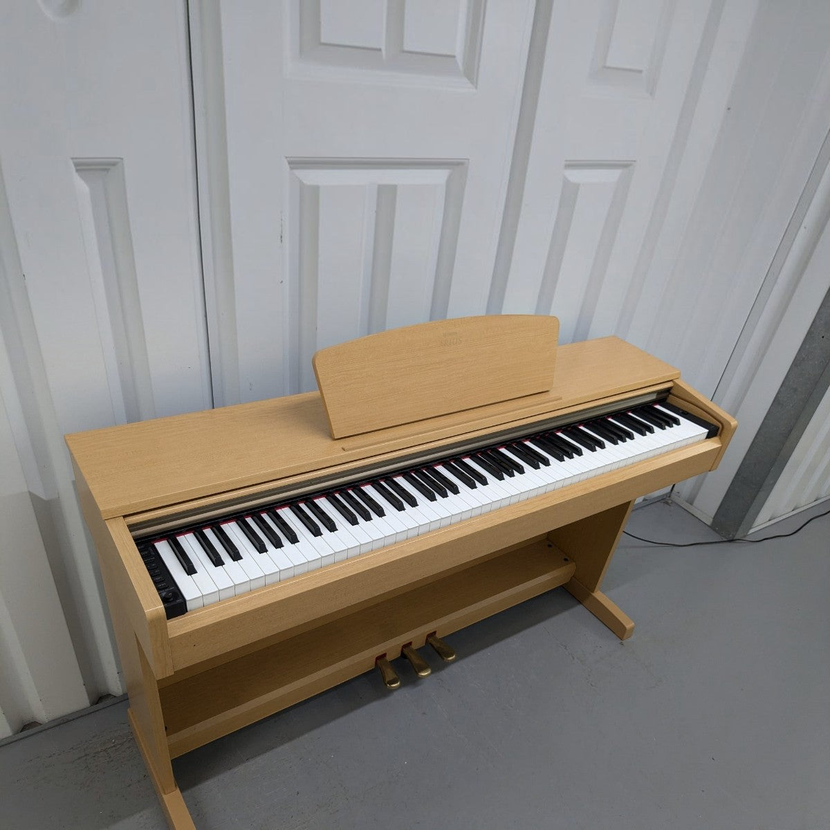 Đàn piano điện Yamaha YDP161 màu gỗ sáng tại TÂN NHẠC CỤ, thiết kế dáng tủ sang trọng với 88 phím búa đàn GH.