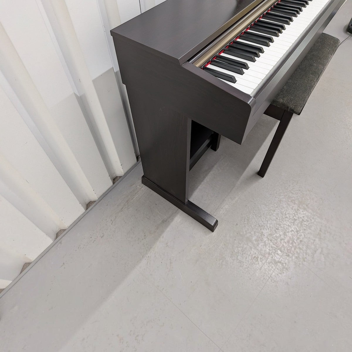 Đàn piano điện Yamaha YDP161 màu đen sang trọng tại TÂN NHẠC CỤ, thiết kế dáng tủ chắc chắn với bàn phím GH 88 phím.