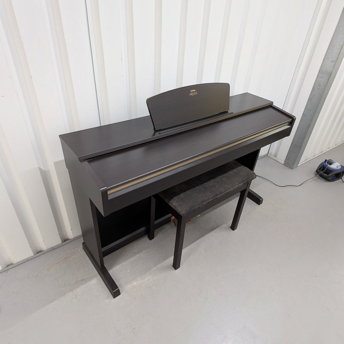 Đàn piano điện Yamaha YDP161 màu đen sang trọng tại Tân Nhạc Cụ, thiết kế dáng tủ chắc chắn với nắp phím trượt.