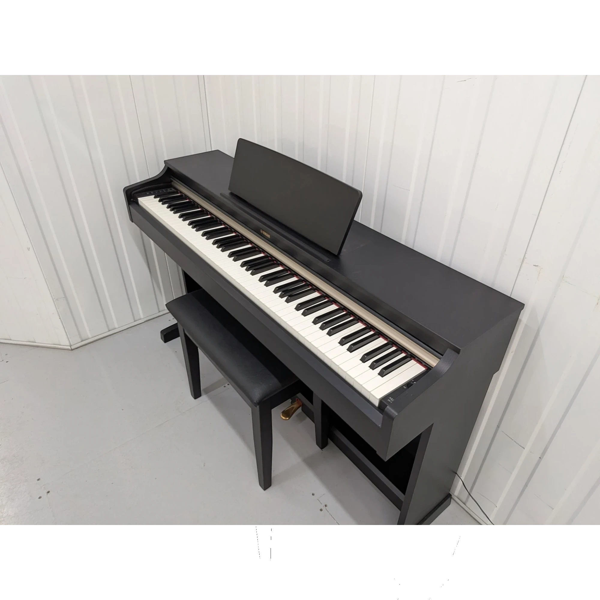Đàn piano điện Yamaha YDP-162 Arius màu đen sang trọng tại TÂN NHẠC CỤ, thiết kế dáng tủ đứng chắc chắn.