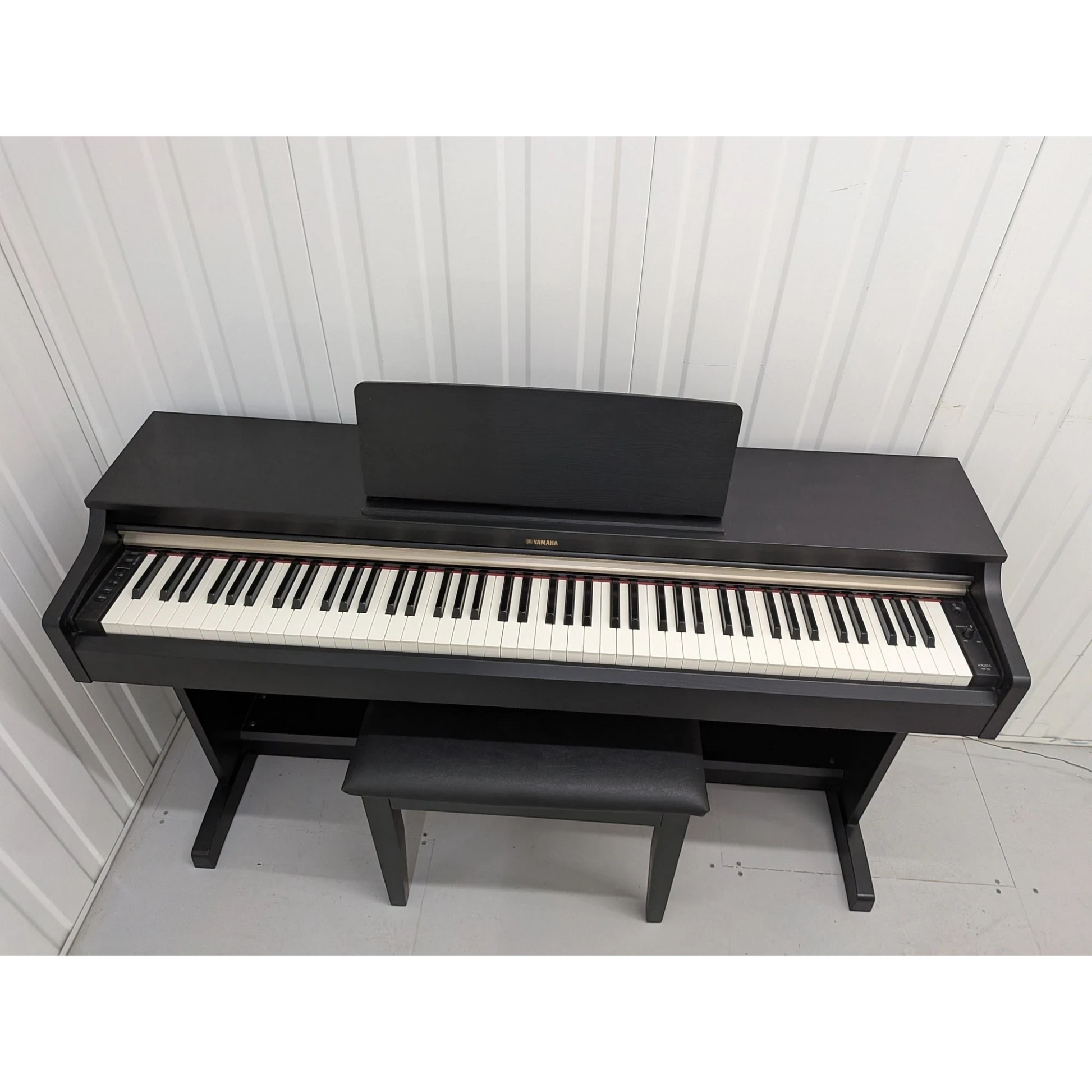 Đàn piano điện Yamaha YDP-162 Arius màu đen sang trọng tại Tân Nhạc Cụ với bàn phím GH và ghế đàn đi kèm