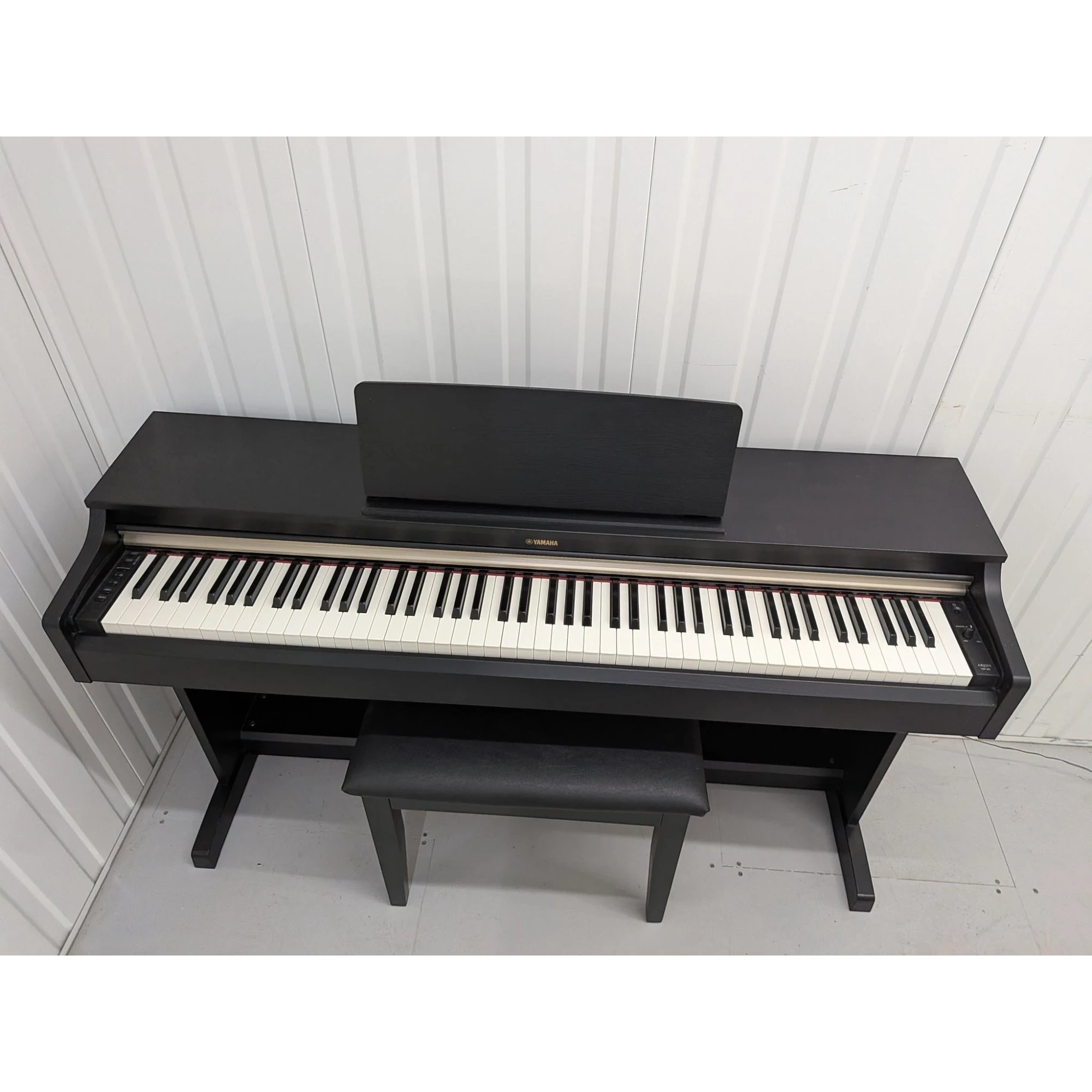 Đàn piano điện Yamaha YDP-162 Arius màu đen sang trọng tại Tân Nhạc Cụ với bàn phím GH và ghế đàn đi kèm