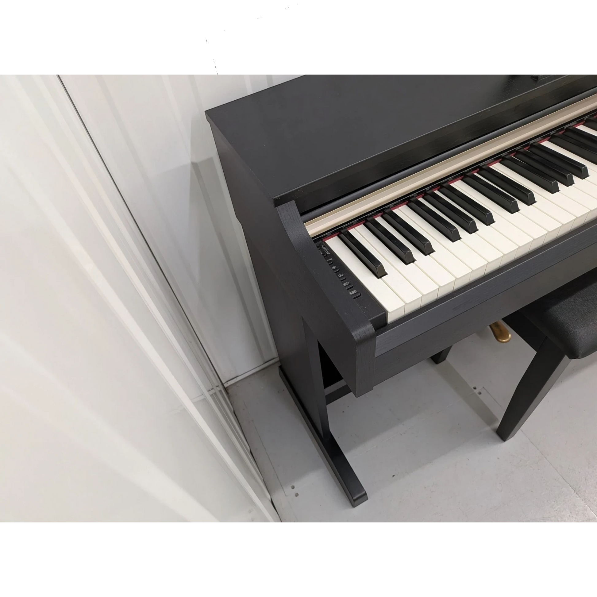 Đàn piano điện TÂN NHẠC CỤ Yamaha YDP-162 màu đen với bàn phím GH cao cấp và thiết kế dáng tủ sang trọng