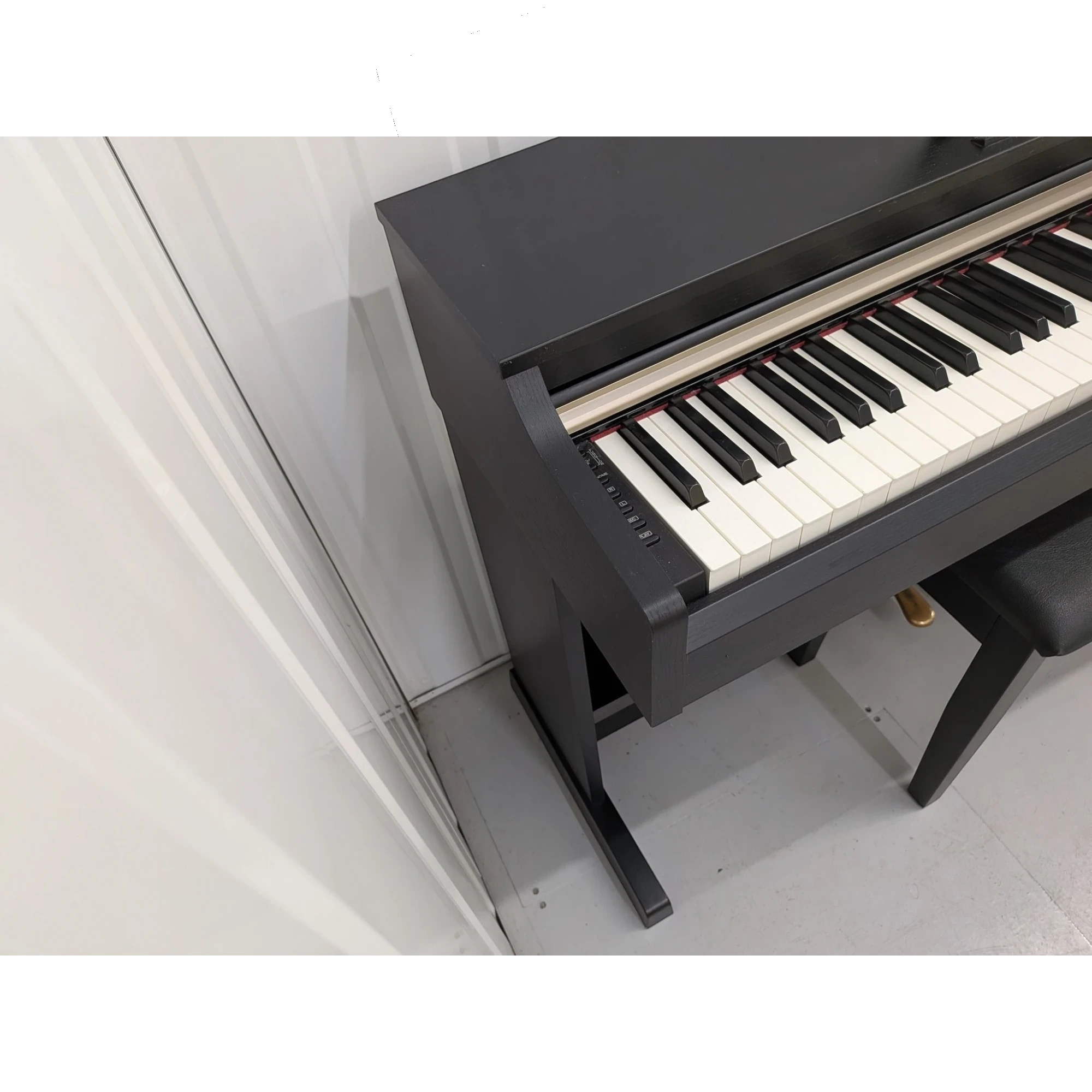 Đàn piano điện TÂN NHẠC CỤ Yamaha YDP-162 màu đen với bàn phím GH cao cấp và thiết kế dáng tủ sang trọng