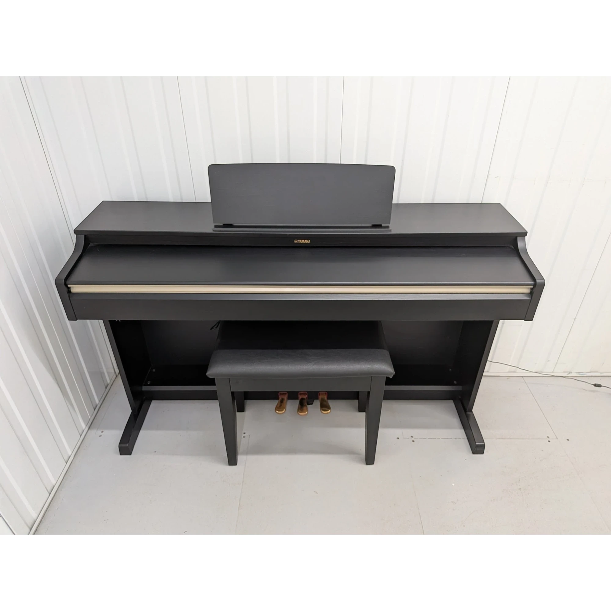 Đàn piano điện Yamaha YDP-162 Arius màu đen sang trọng tại TÂN NHẠC CỤ, thiết kế dáng tủ đứng vững chãi