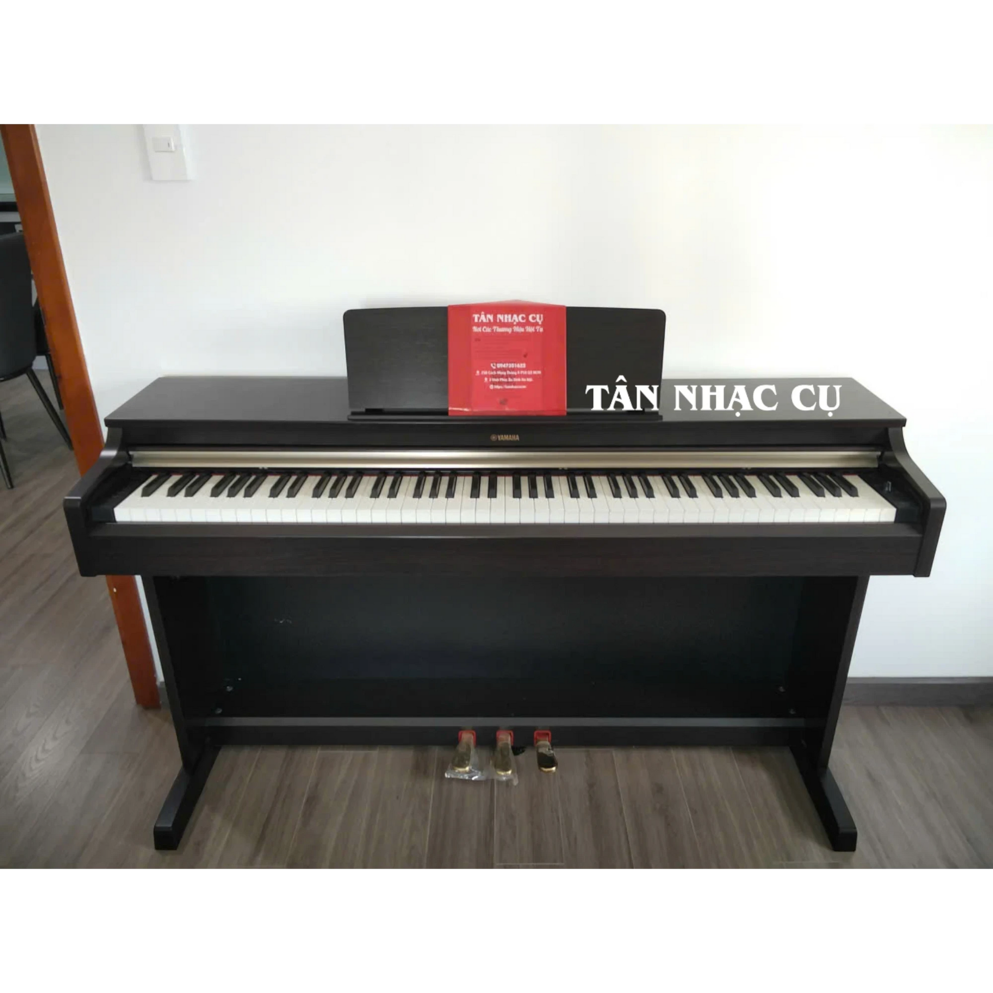 Đàn piano điện TÂN NHẠC CỤ Yamaha YDP-162 màu đen dáng tủ sang trọng với bàn phím GH và 3 pedal