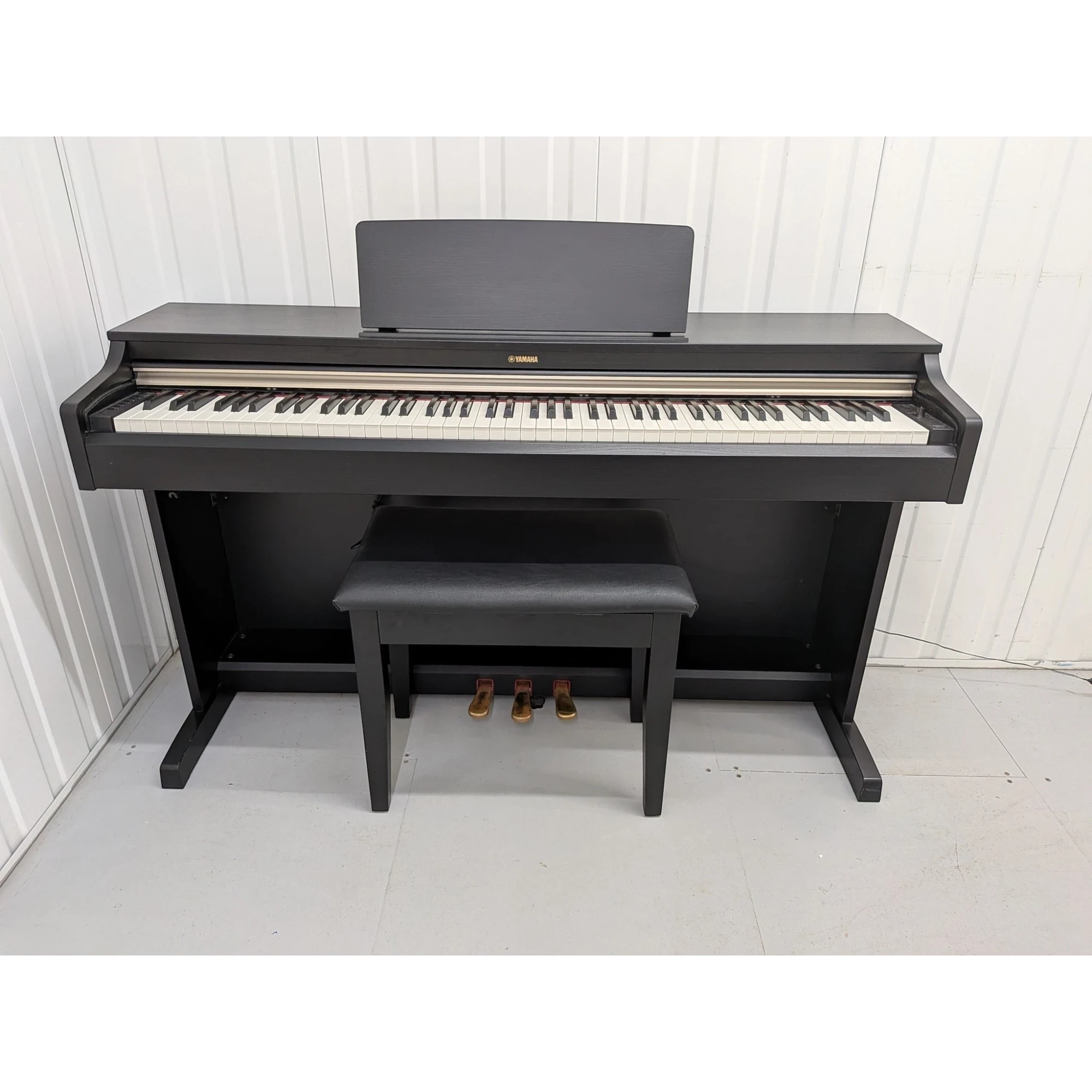 Đàn piano điện Yamaha YDP-162 Arius màu đen sang trọng tại TÂN NHẠC CỤ, thiết kế dáng tủ đứng chắc chắn.