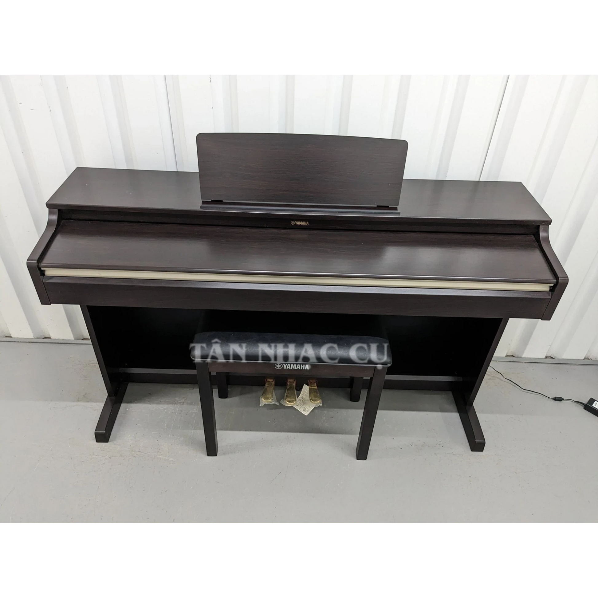 Đàn piano điện Yamaha YDP-162 Arius màu nâu gỗ sang trọng với thiết kế dáng tủ tại TÂN NHẠC CỤ