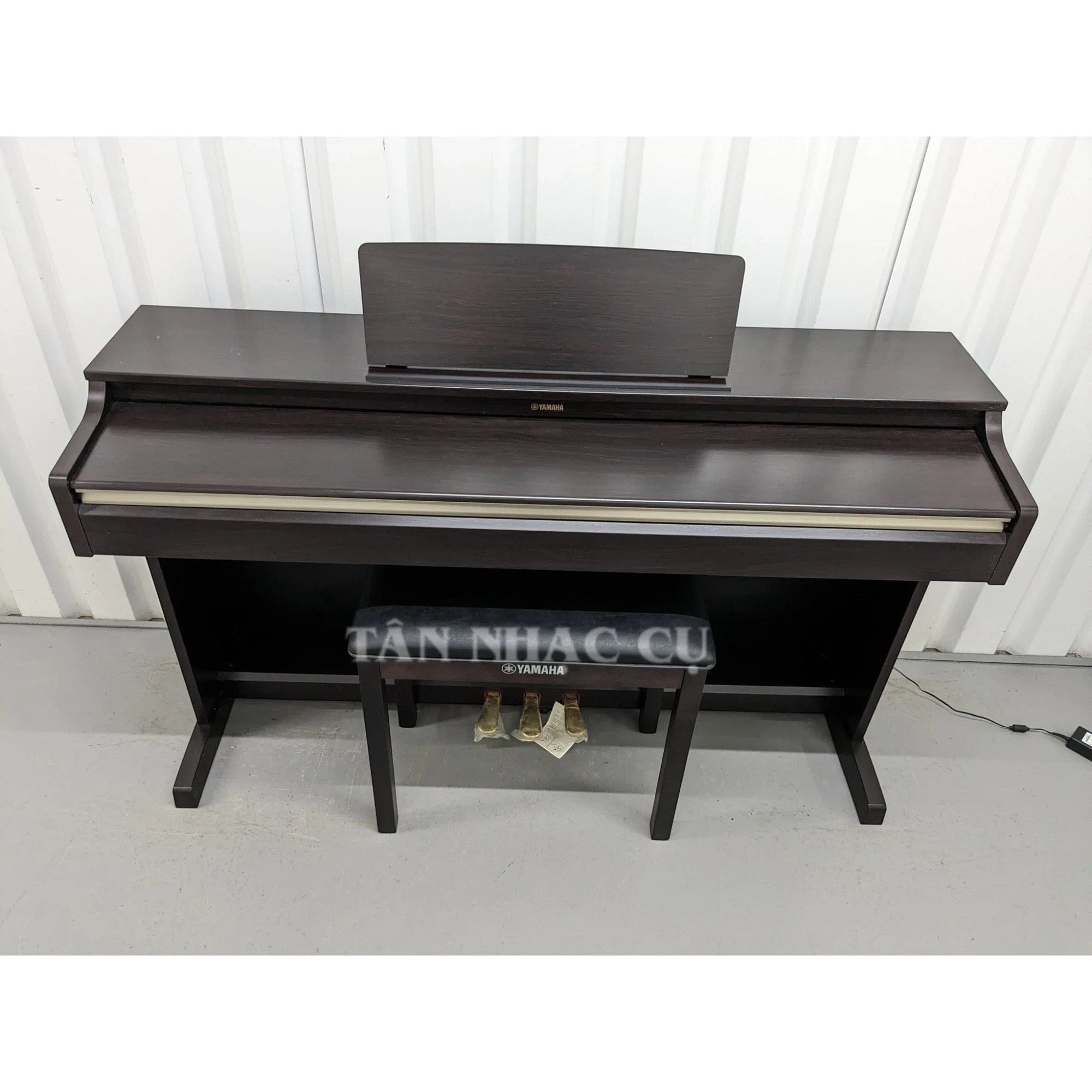 Đàn piano điện Yamaha YDP-162 Arius màu nâu gỗ sang trọng với thiết kế dáng tủ tại TÂN NHẠC CỤ