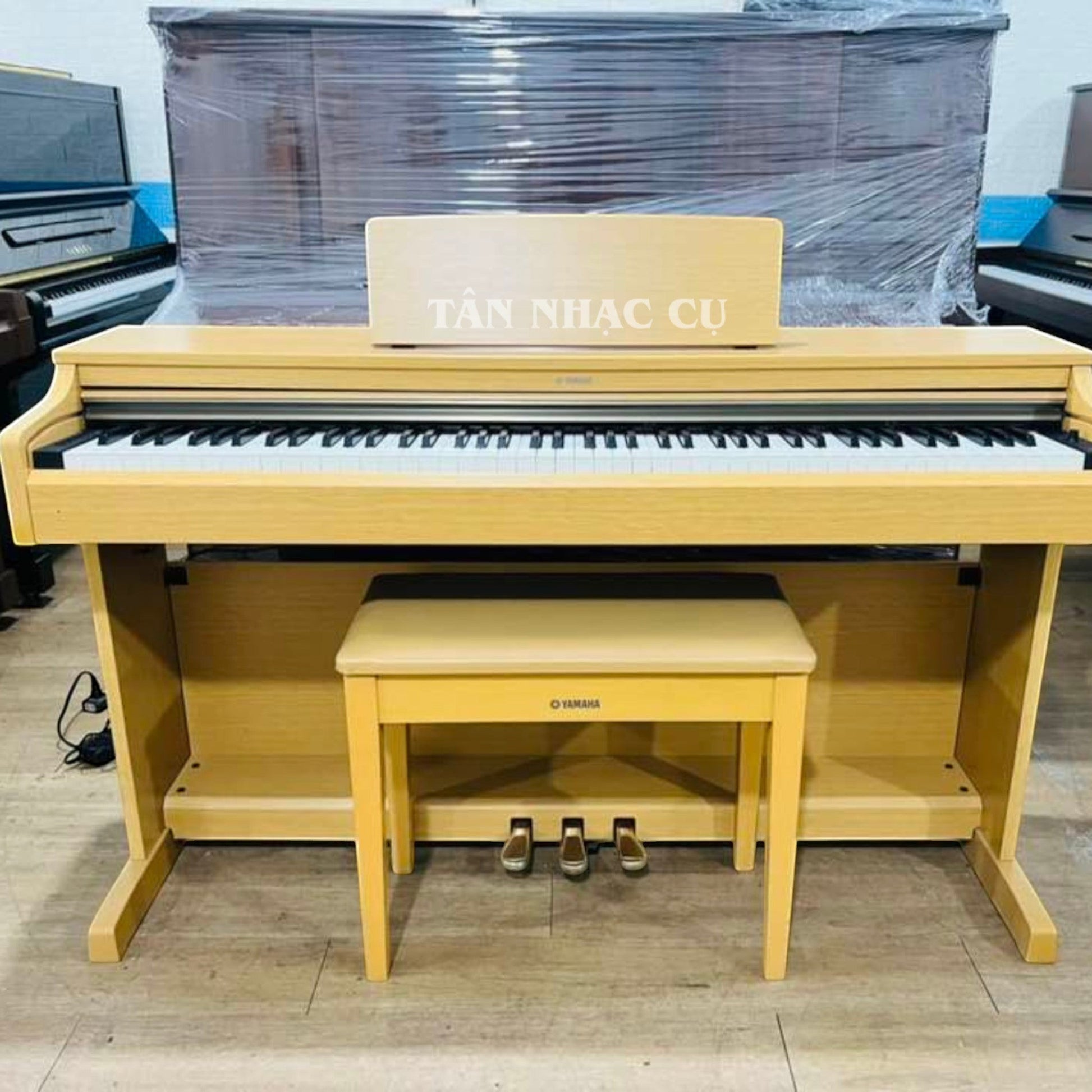 Đàn piano điện Yamaha YDP-162 Arius màu gỗ sáng tại showroom TÂN NHẠC CỤ với thiết kế dáng tủ sang trọng