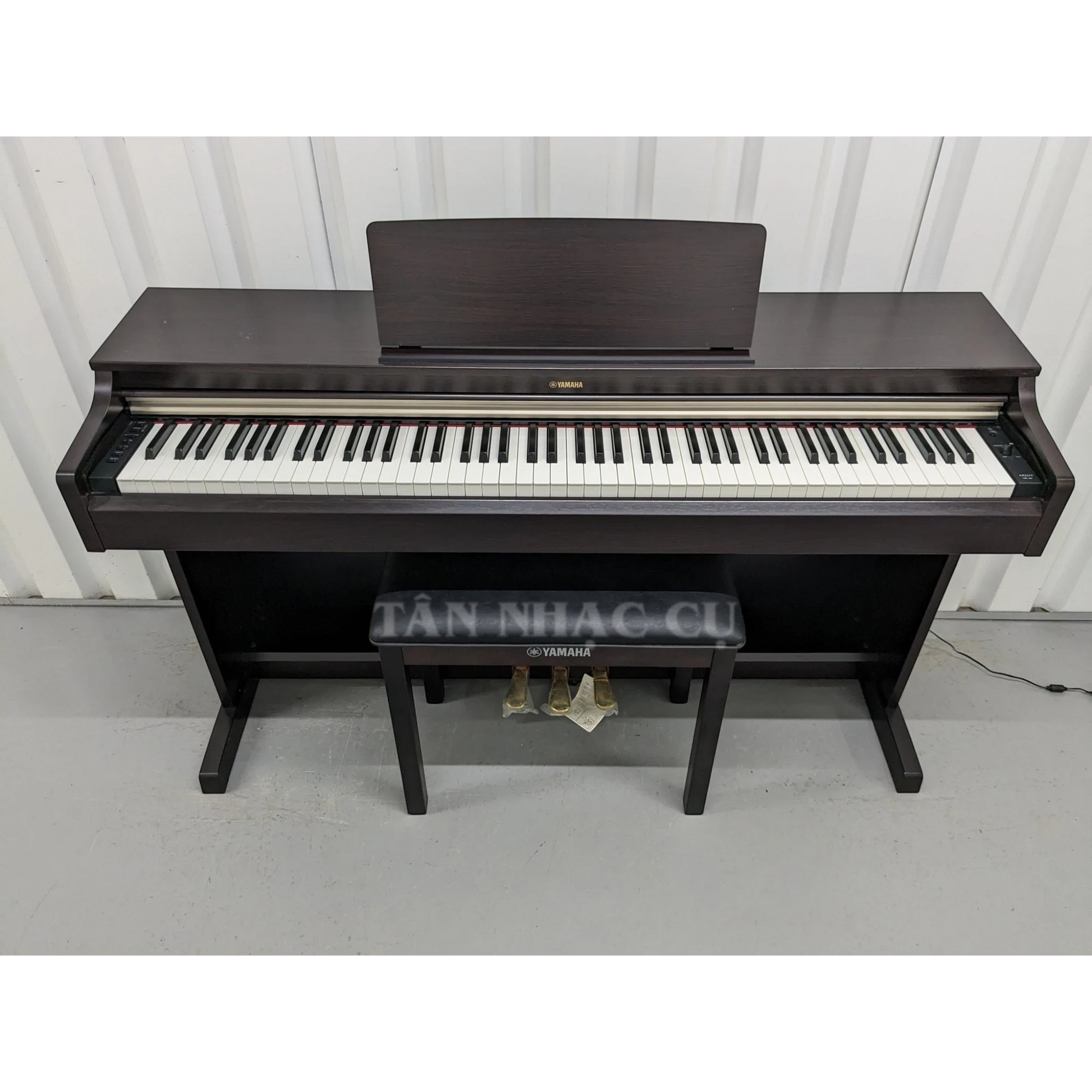 Đàn piano điện Yamaha YDP-162 Arius màu nâu gỗ sang trọng tại TÂN NHẠC CỤ, thiết kế dáng tủ đứng chắc chắn.