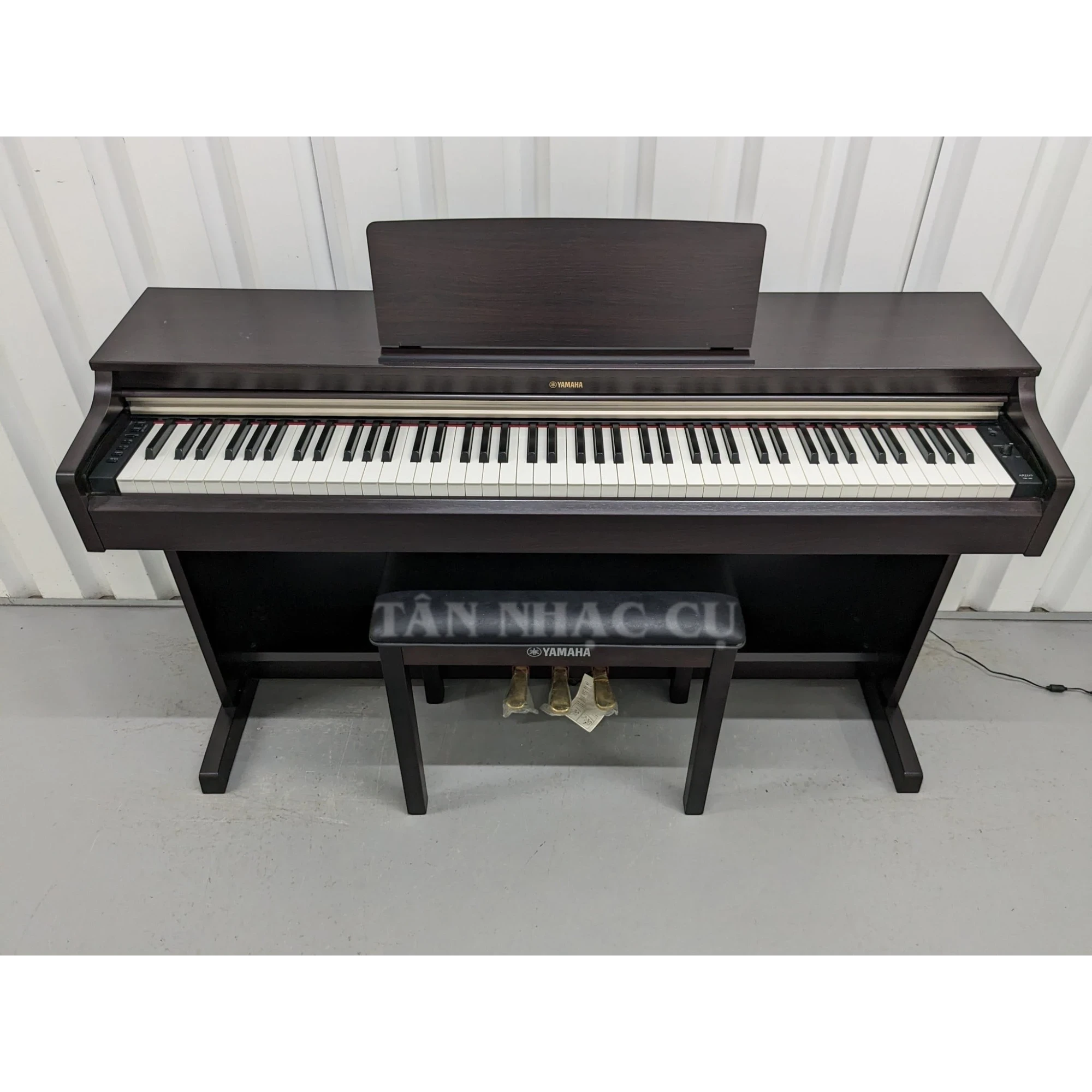 Đàn piano điện Yamaha YDP-162 Arius màu nâu gỗ sang trọng tại TÂN NHẠC CỤ, thiết kế dáng tủ đứng chắc chắn.