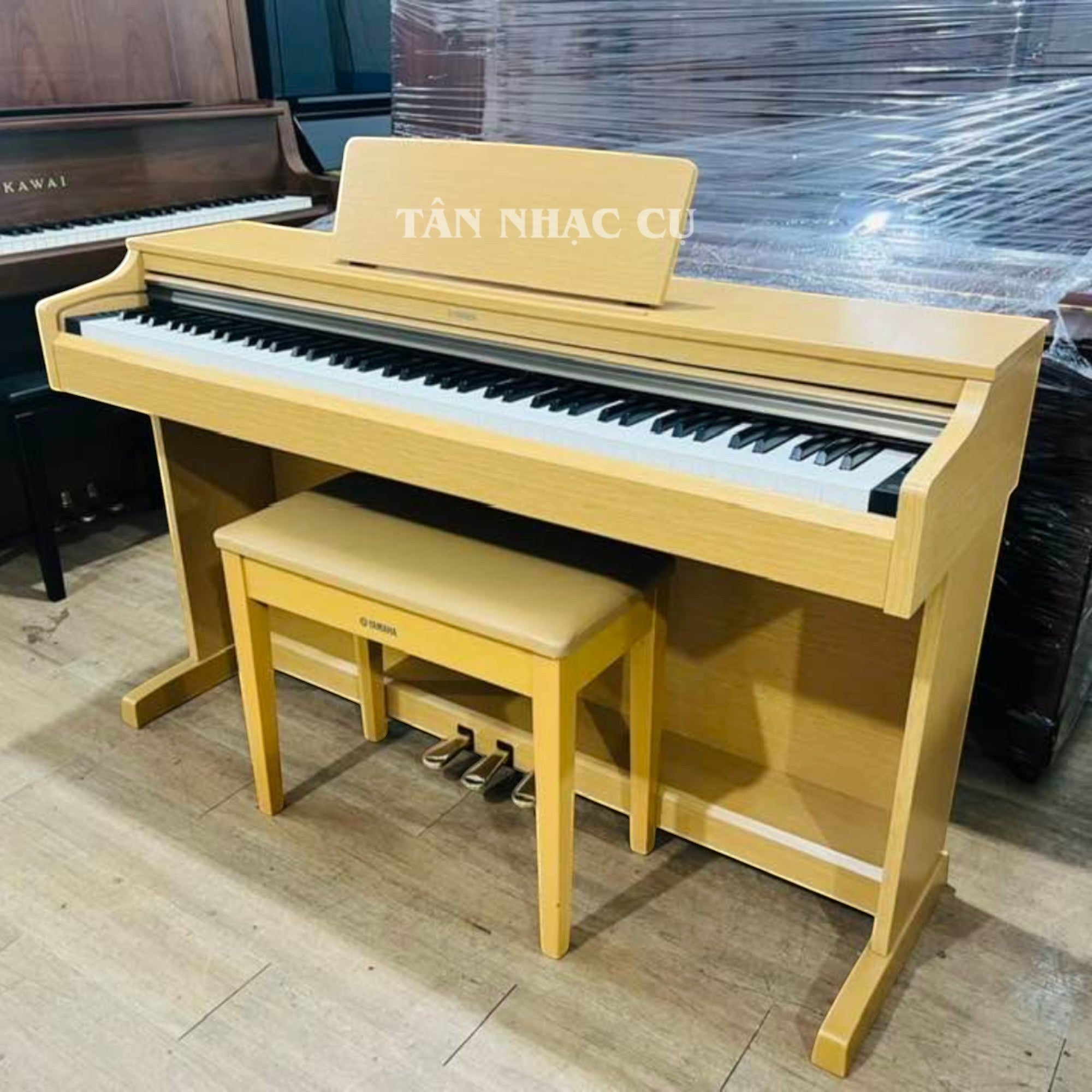 Đàn piano điện Yamaha YDP-162 Arius màu gỗ sáng tại showroom TÂN NHẠC CỤ, kèm ghế đàn đồng bộ.