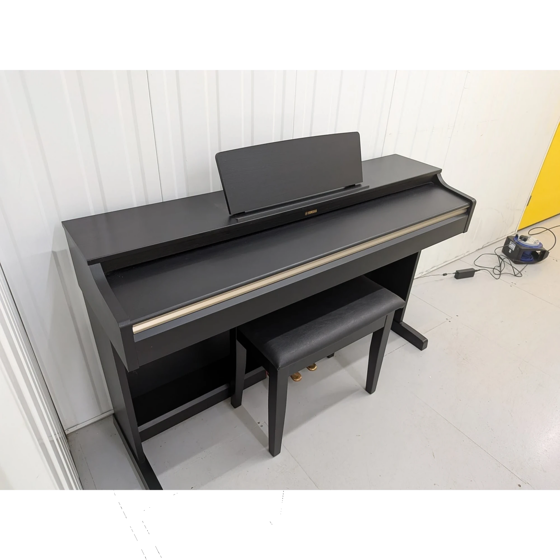 Đàn piano điện Yamaha YDP-162 Arius màu đen sang trọng tại Tân Nhạc Cụ với thiết kế dáng tủ đứng vững chãi