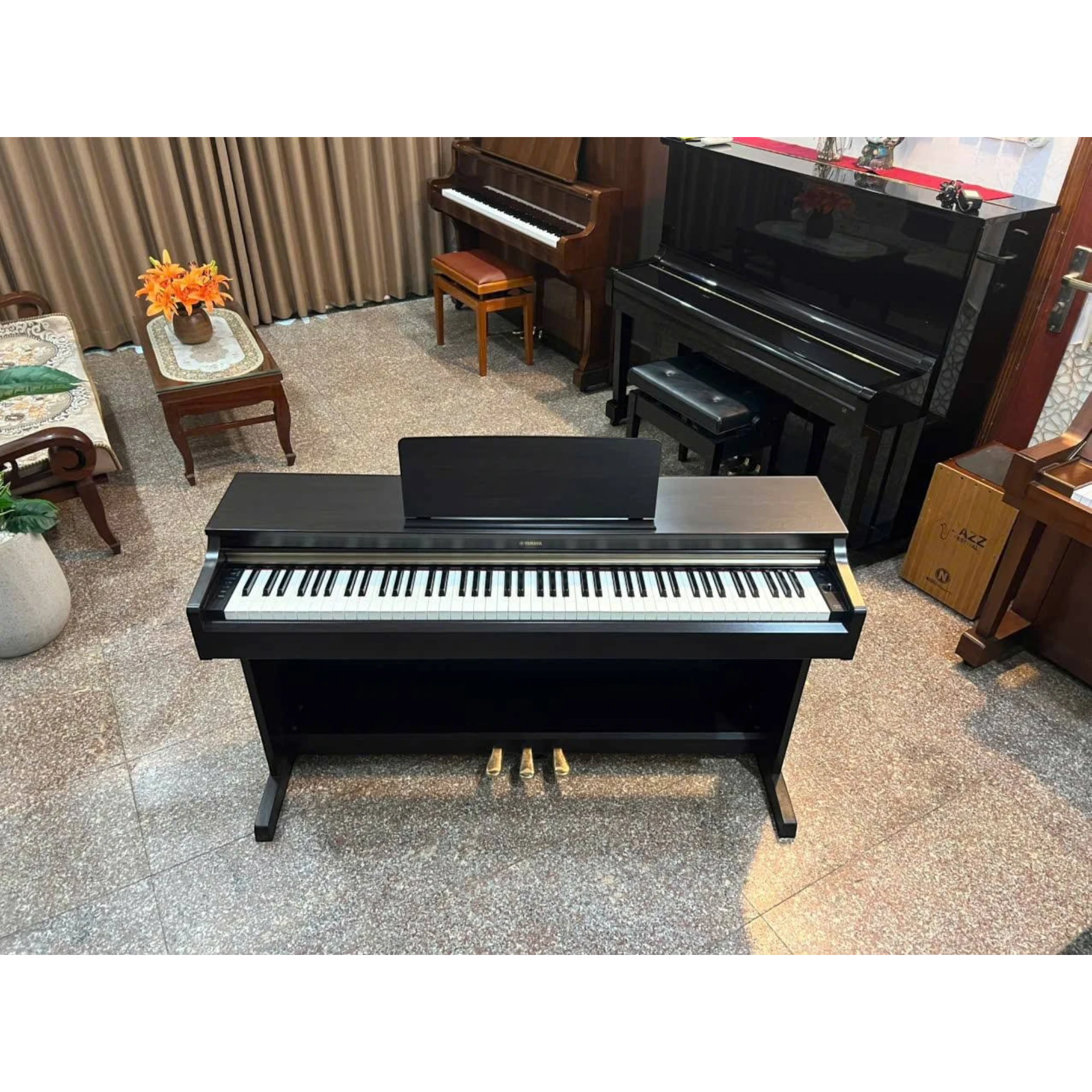 Đàn piano điện Yamaha YDP-162 màu đen tại showroom TÂN NHẠC CỤ, thiết kế dáng tủ sang trọng với 88 phím GH.
