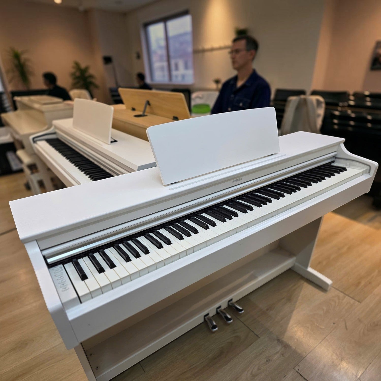 Đàn piano điện Yamaha YDP-163 màu trắng tại showroom TÂN NHẠC CỤ, thiết kế dáng tủ hiện đại với bàn phím GH3.