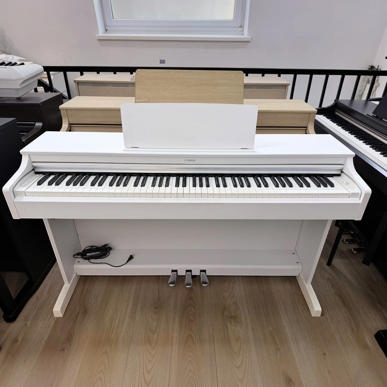 Đàn piano điện Yamaha YDP-163 màu trắng tại showroom TÂN NHẠC CỤ, thiết kế dáng tủ sang trọng và hiện đại.
