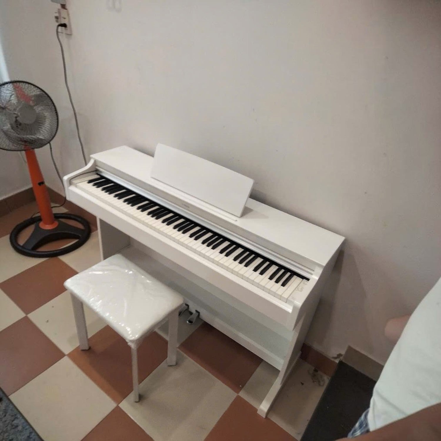 Đàn piano điện Yamaha YDP-163 màu trắng dáng tủ tại TÂN NHẠC CỤ, kèm ghế ngồi, thiết kế hiện đại và tinh tế.