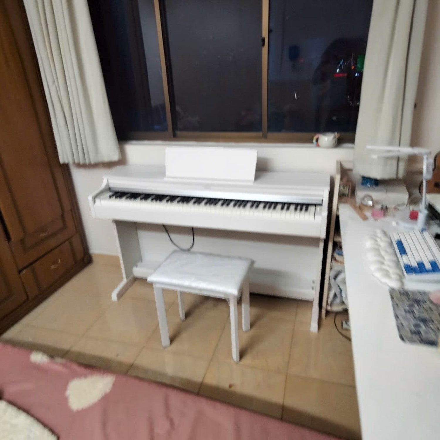Đàn piano điện Yamaha YDP-163 màu trắng dáng tủ tại TÂN NHẠC CỤ, kèm ghế ngồi trong không gian phòng ngủ.