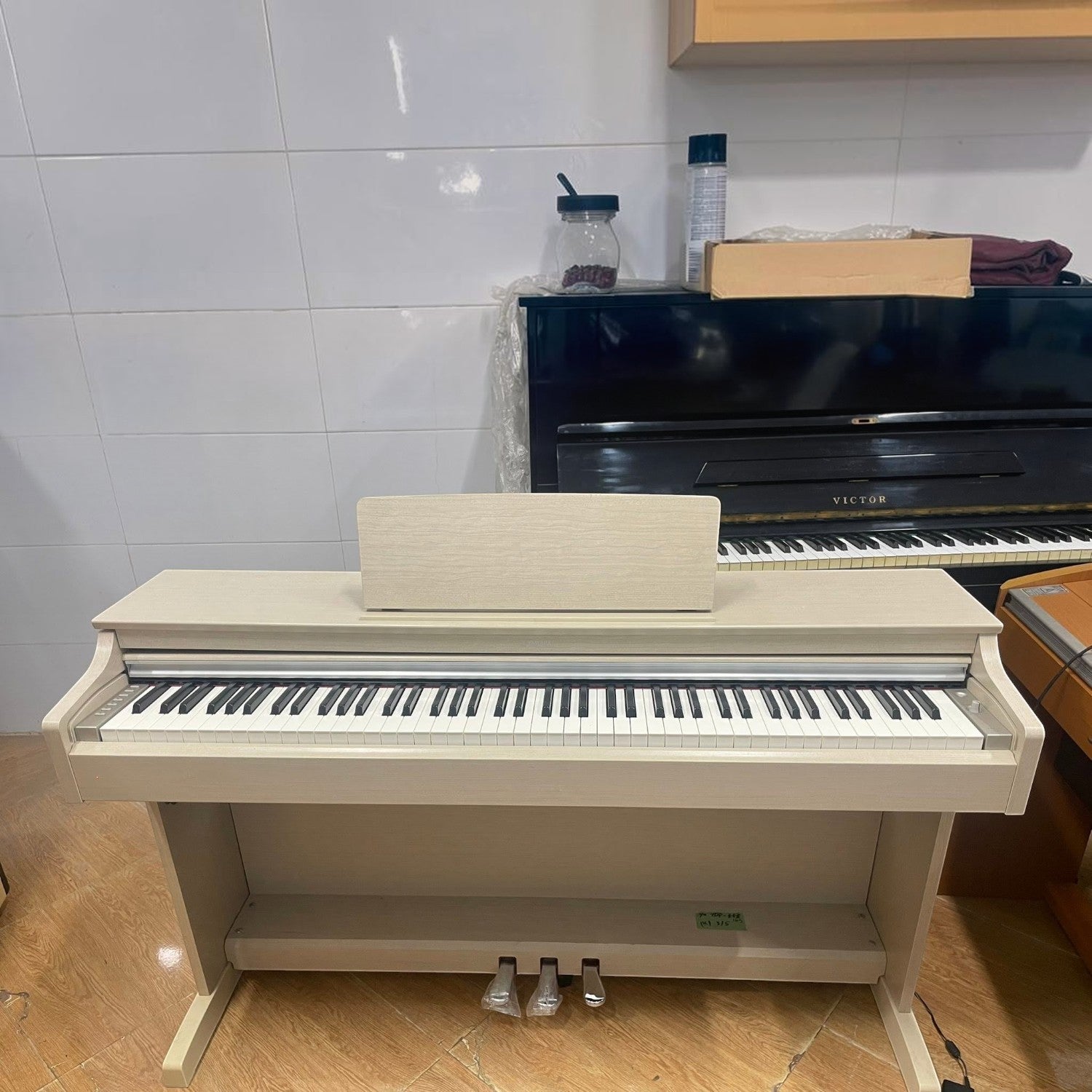 Đàn piano điện Yamaha YDP-163 màu trắng kem trang nhã tại TÂN NHẠC CỤ, thiết kế dáng tủ gọn gàng với bàn phím GH3.